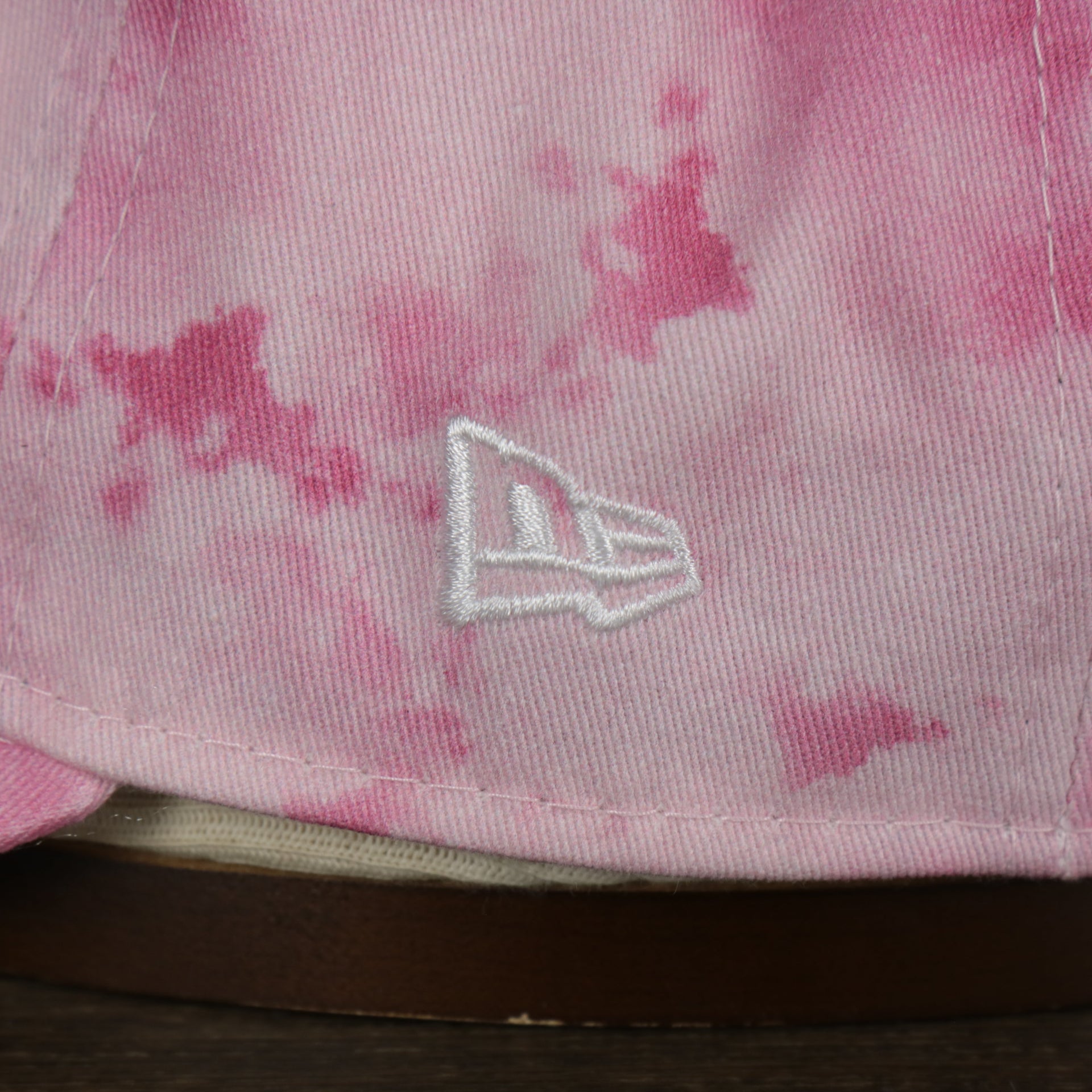 A close up of the New Era logo on the New York Mets 2022 Mother’s Day On-Field 9Twenty Women’s Dad Hat