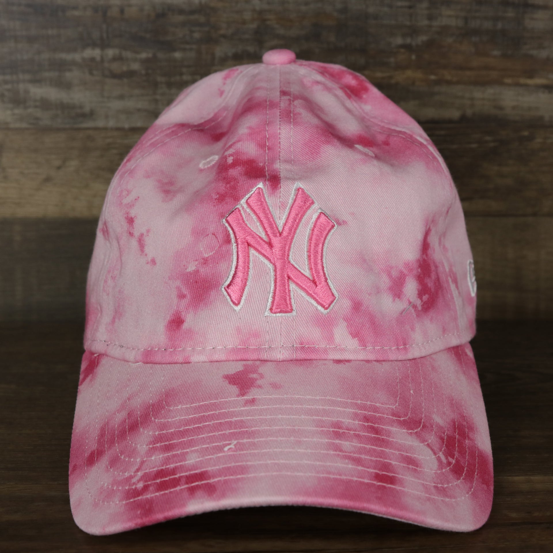 The front of the New York Yankees 2022 Mother’s Day On-Field 9Twenty Women’s Dad Hat