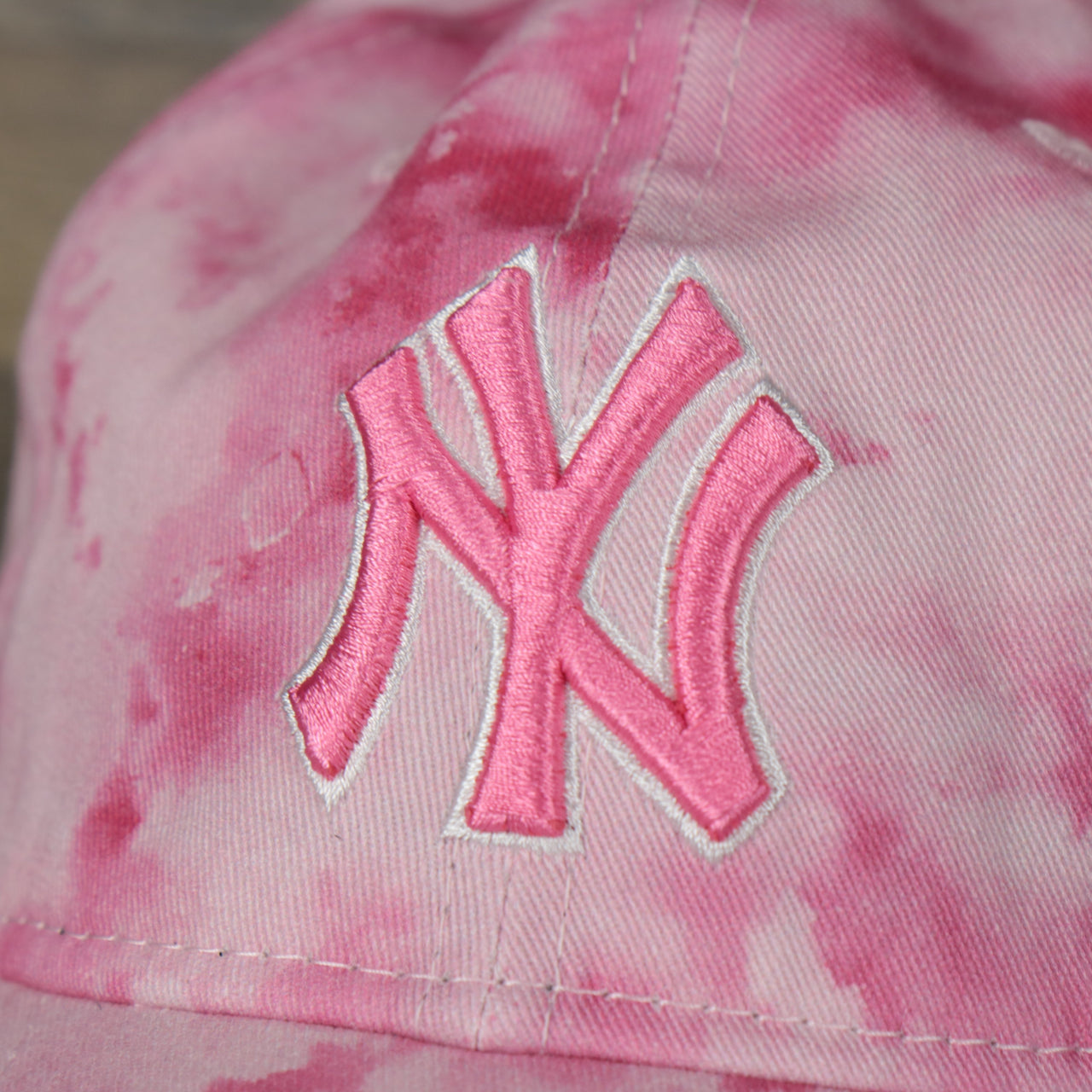The Yankees logo on the New York Yankees 2022 Mother’s Day On-Field 9Twenty Women’s Dad Hat