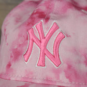 A close up of the Yankees logo on the New York Yankees 2022 Mother’s Day On-Field 9Twenty Youth Dad Hat