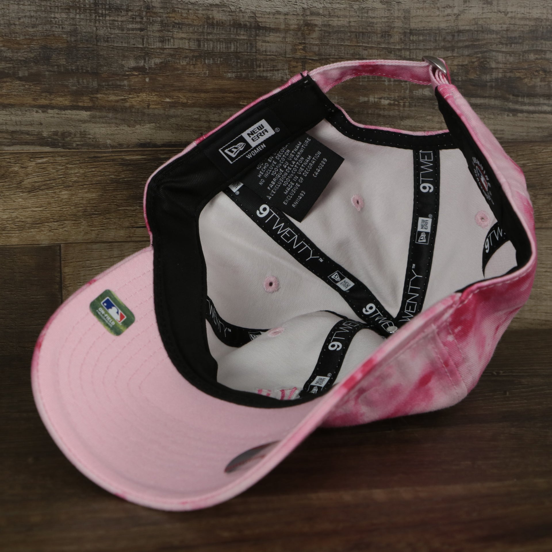 The underside of the New York Yankees 2022 Mother’s Day On-Field 9Twenty Youth Dad Hat
