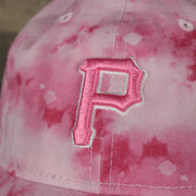 A close up of the Pirates logo on the Pittsburgh Pirates 2022 Mother’s Day On-Field 9Twenty Women’s Dad Hat