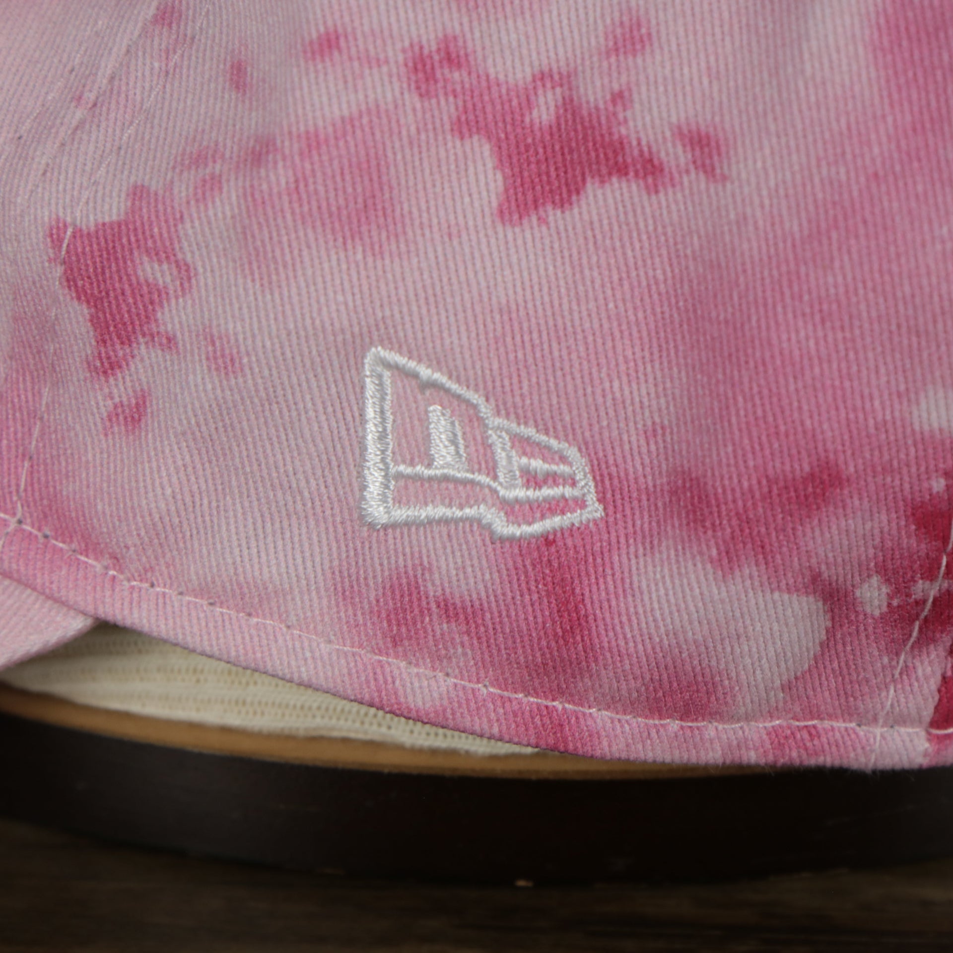 A close up of the New Era logo on the Pittsburgh Pirates 2022 Mother’s Day On-Field 9Twenty Women’s Dad Hat