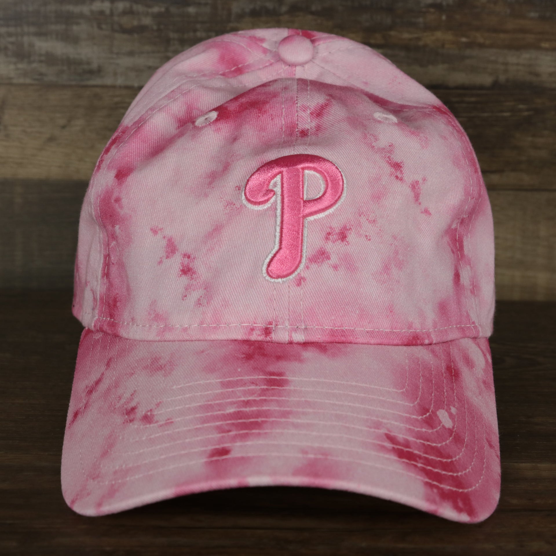 The front of the Philadelphia Phillies 2022 Mother’s Day On-Field 9Twenty Youth Dad Hat