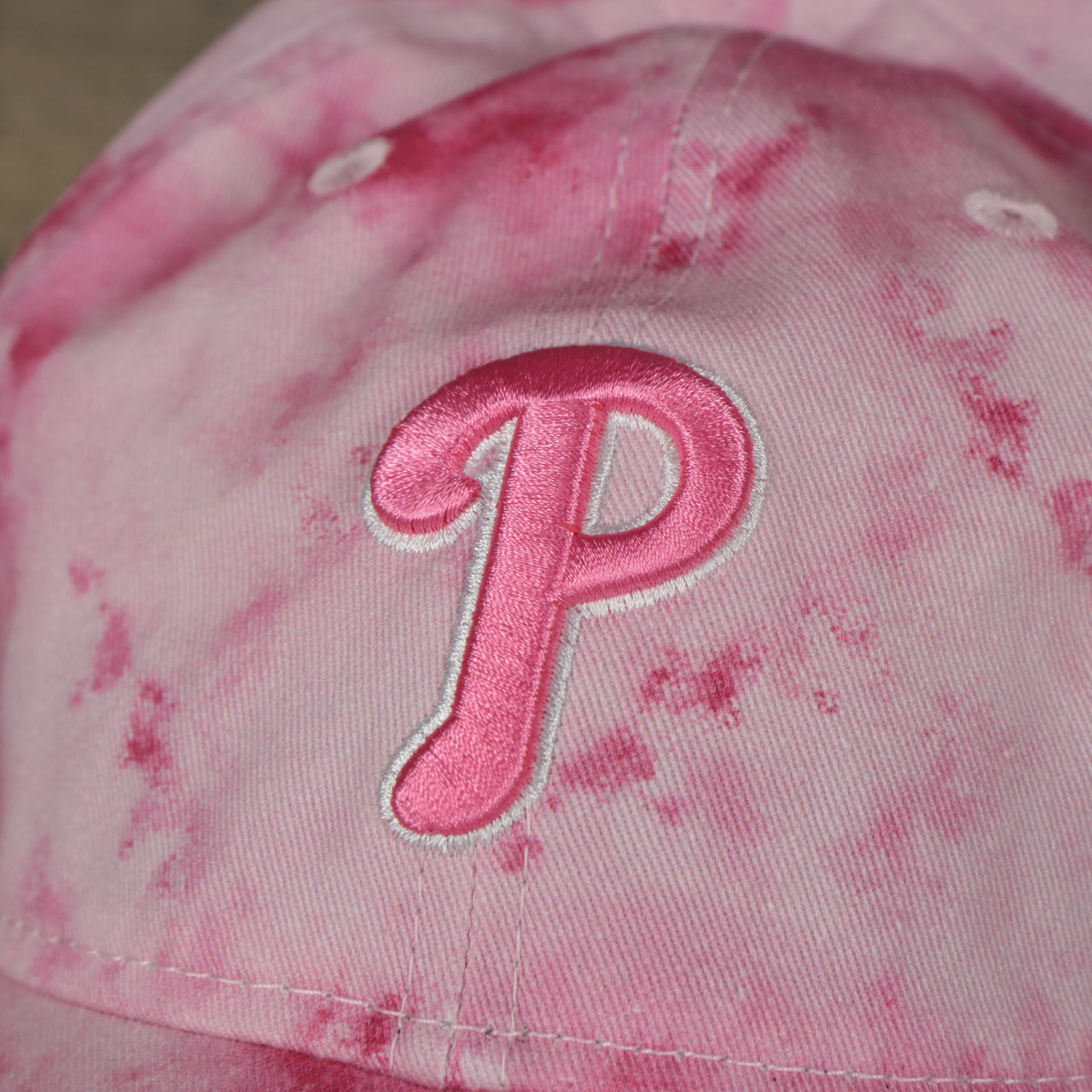A close up of the Phillies logo on the Philadelphia Phillies 2022 Mother’s Day On-Field 9Twenty Youth Dad Hat