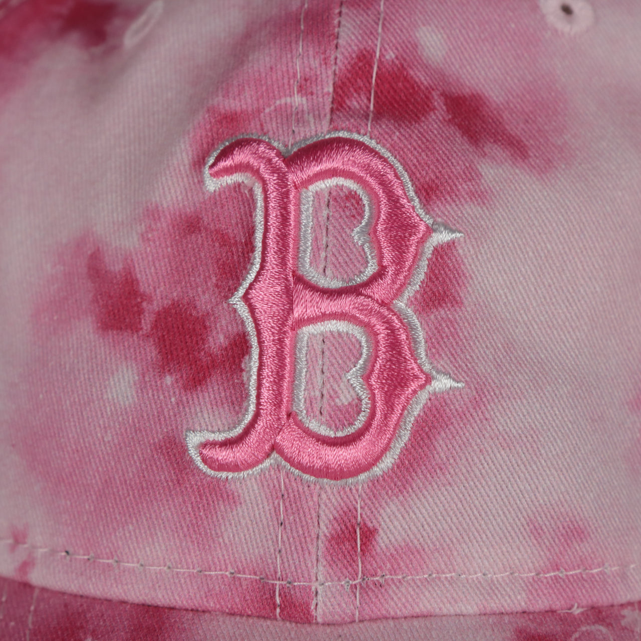 Close up of the Boston Red Sox logo on the Boston Red Sox 2022 Mother’s Day On-Field 9Twenty Women’s Dad Hat