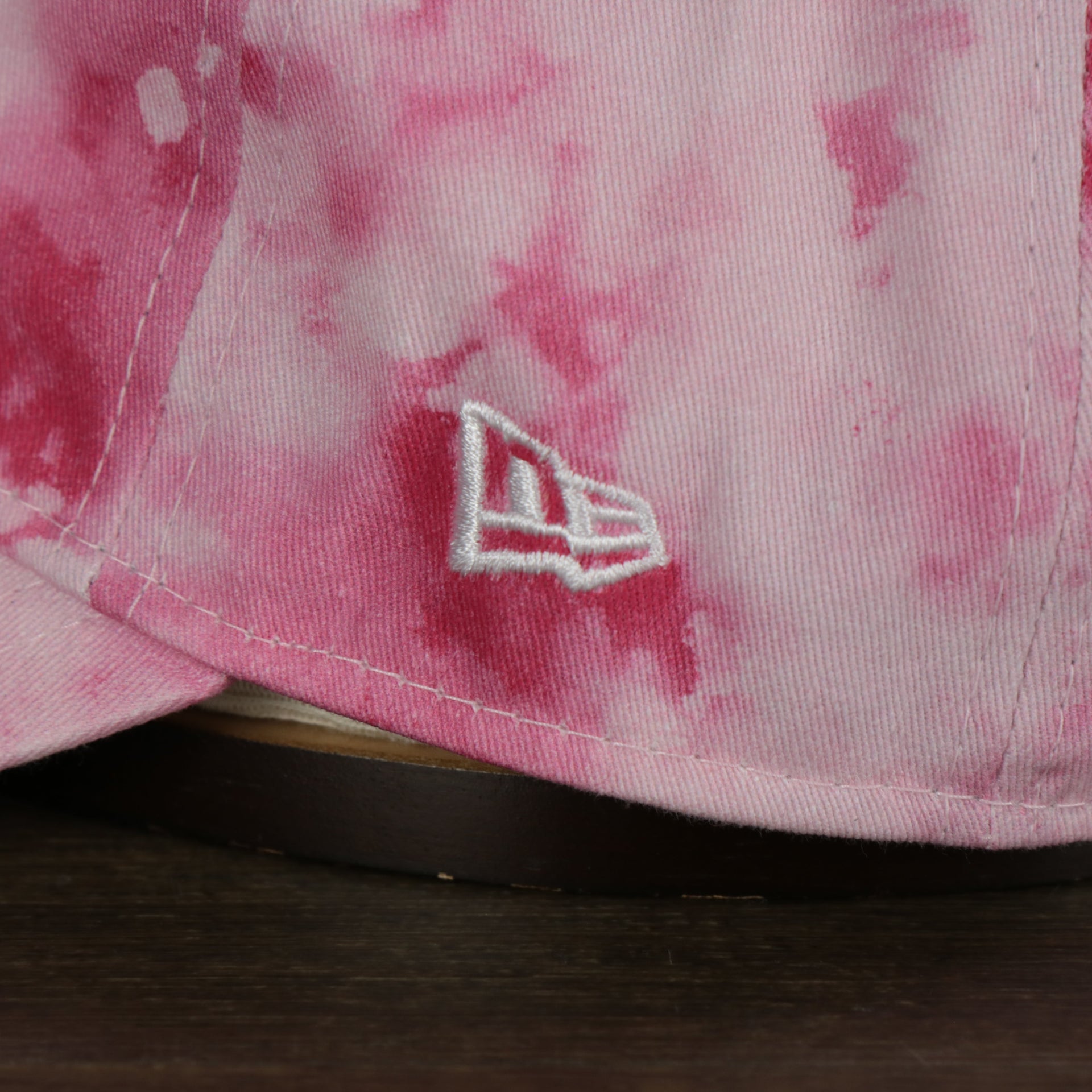 Close up of the New Era logo on the Boston Red Sox 2022 Mother’s Day On-Field 9Twenty Women’s Dad Hat