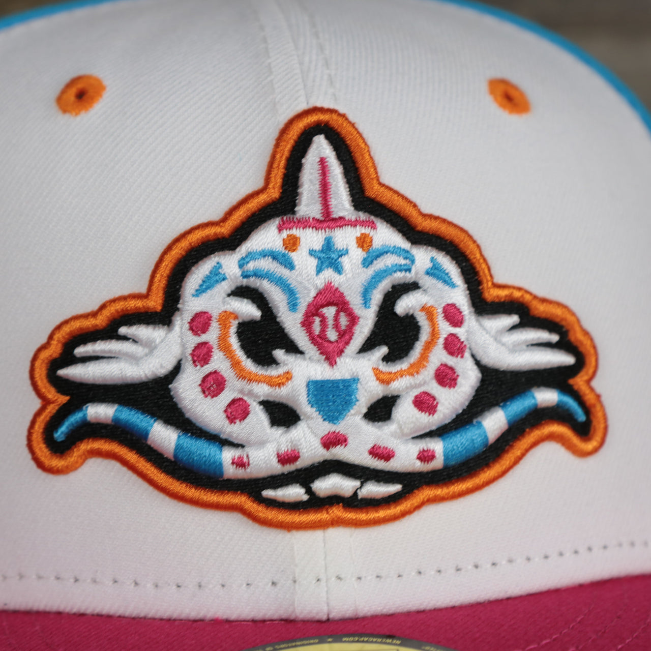 logo shot on the Carolina Mudcats 2022 Pescados de Carolina Copa de la Diversion On-Field Black Bottom 5950 Fitted Cap | White/Blue