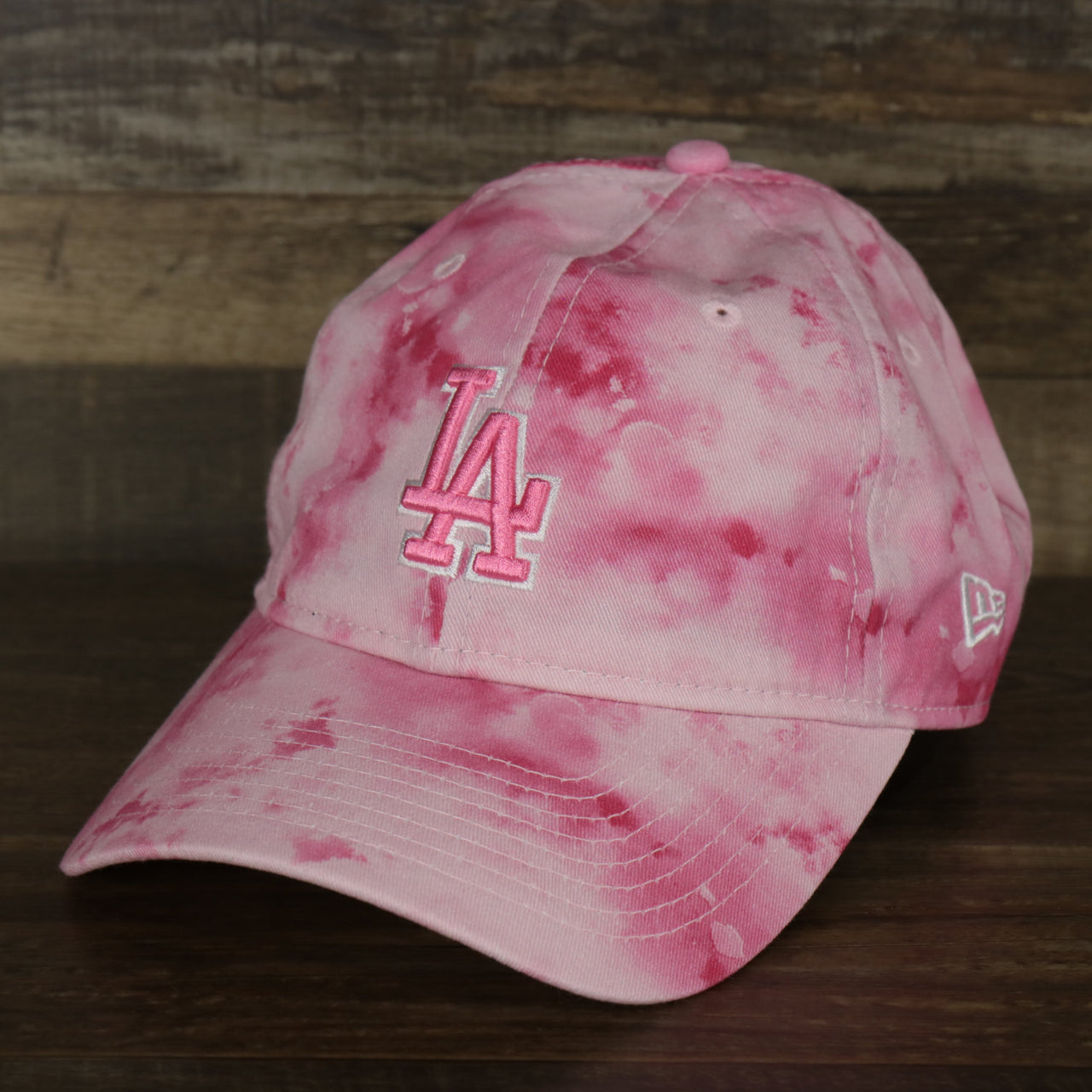 The front of the Los Angeles Dodgers 2022 Mother’s Day On-Field 9Twenty Women’s Dad Hat