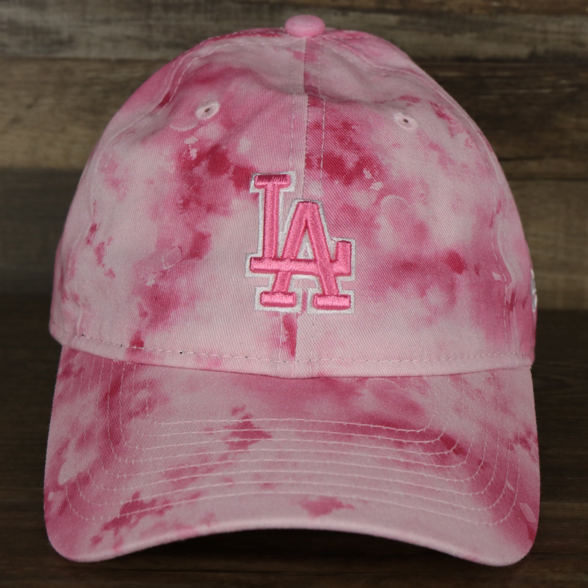 The front of the Los Angeles Dodgers 2022 Mother’s Day On-Field 9Twenty Youth Dad Hat.