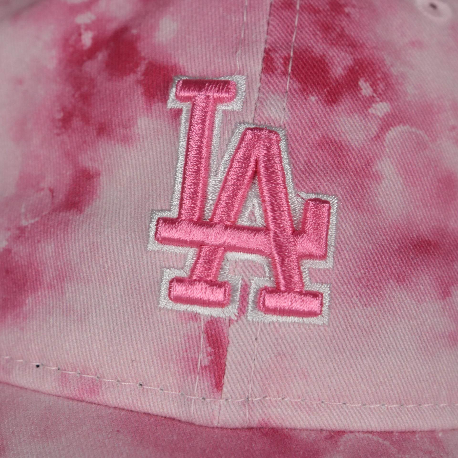 A close up of the Dodgers logo on the Los Angeles Dodgers 2022 Mother’s Day On-Field 9Twenty Women’s Dad Hat