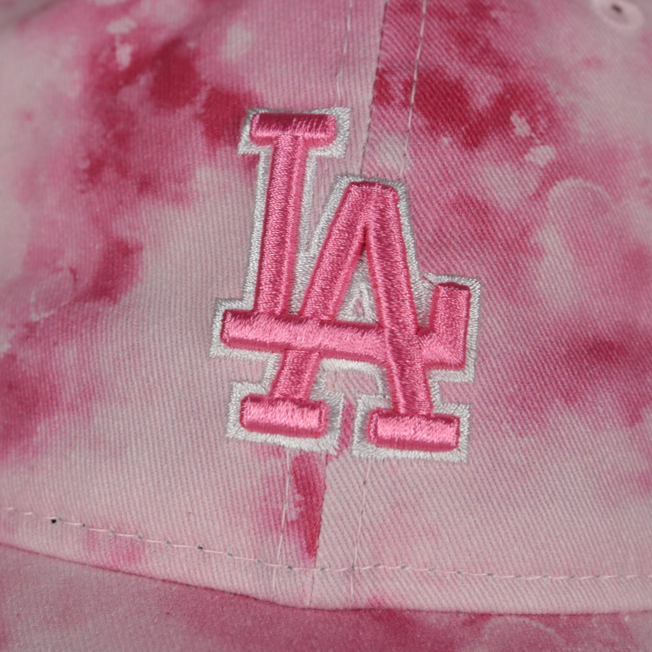 A close up of the Dodgers logo on the Los Angeles Dodgers 2022 Mother’s Day On-Field 9Twenty Youth Dad Hat.