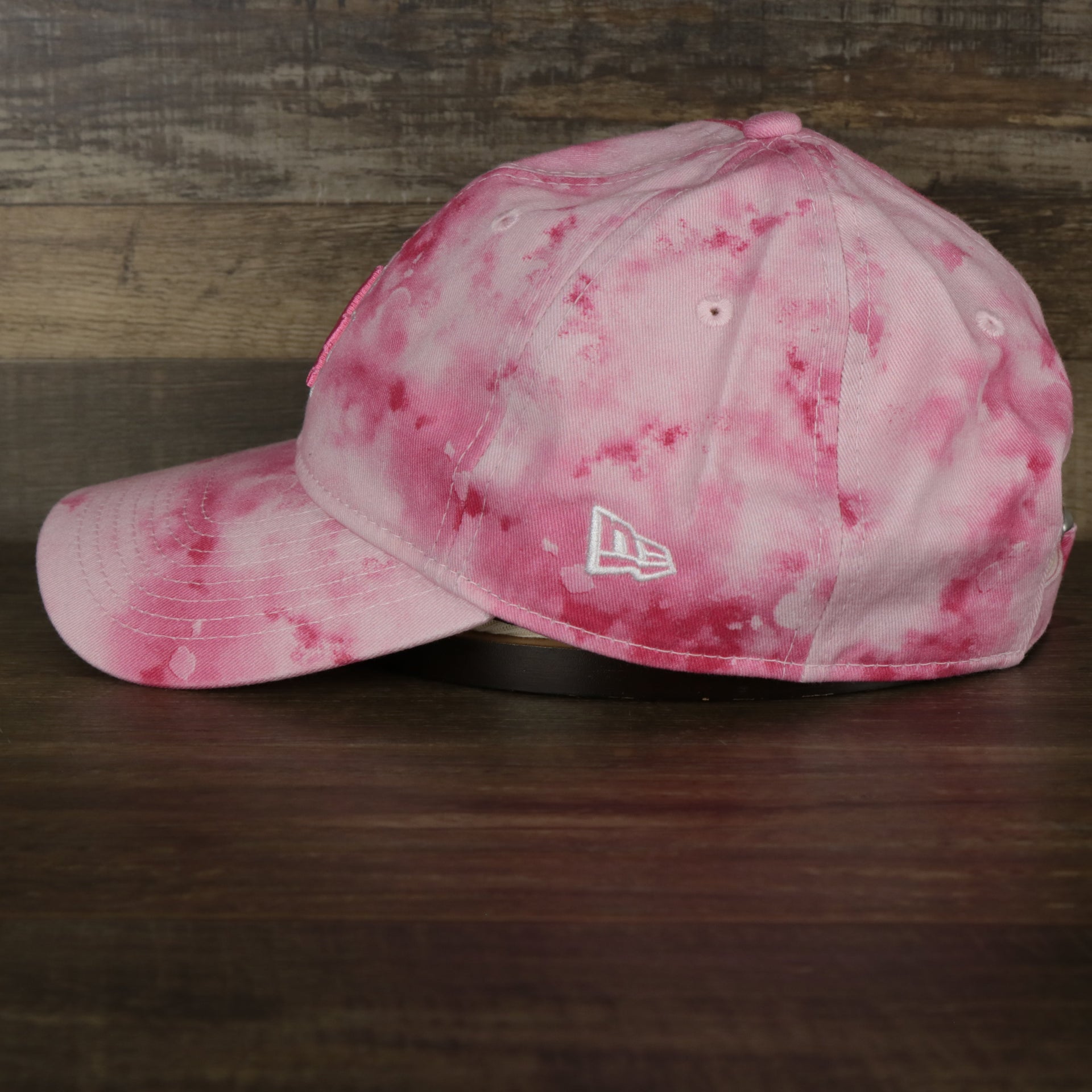 The wearers left of the Los Angeles Dodgers 2022 Mother’s Day On-Field 9Twenty Youth Dad Hat.