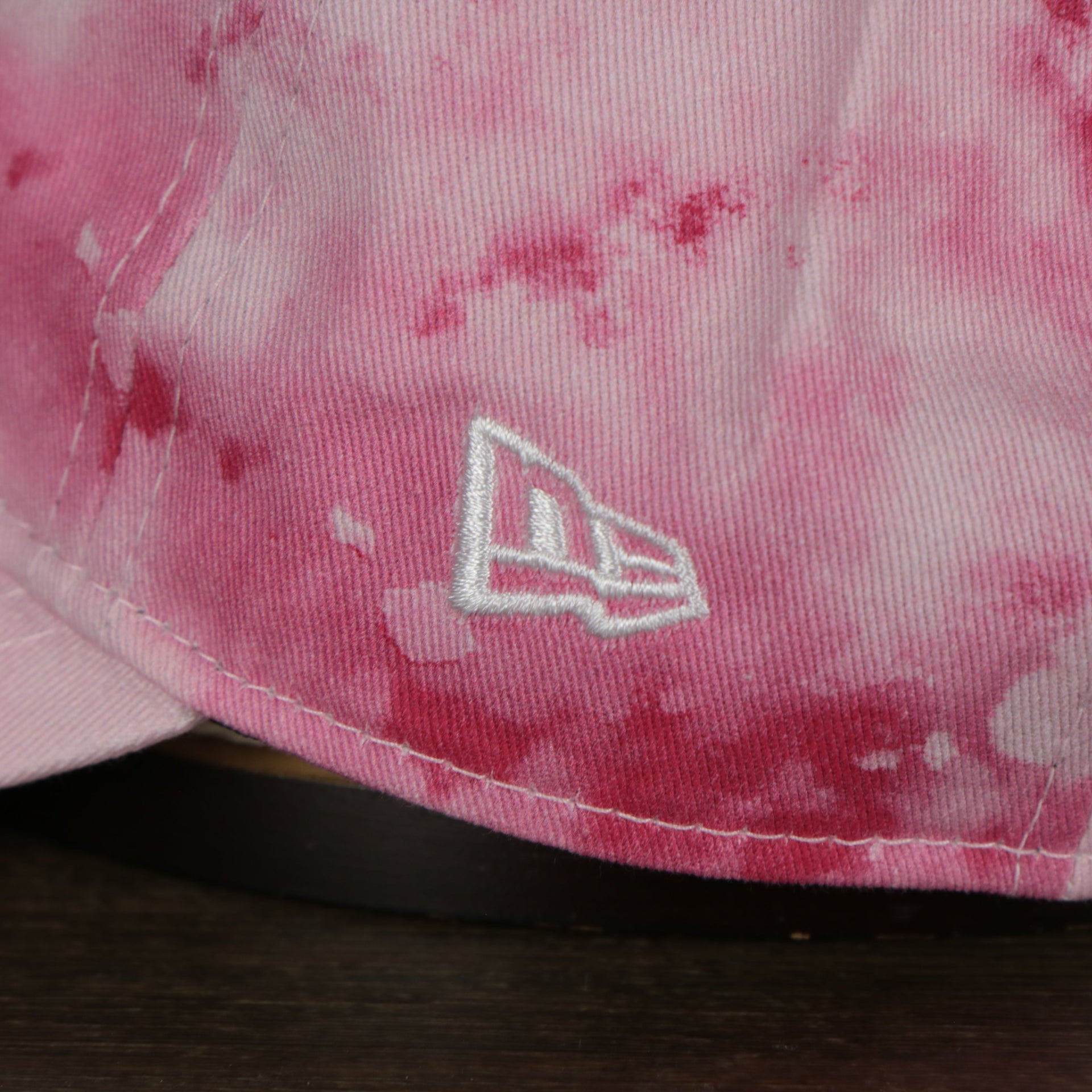 A closeup of the New Era logo on the Los Angeles Dodgers 2022 Mother’s Day On-Field 9Twenty Youth Dad Hat.