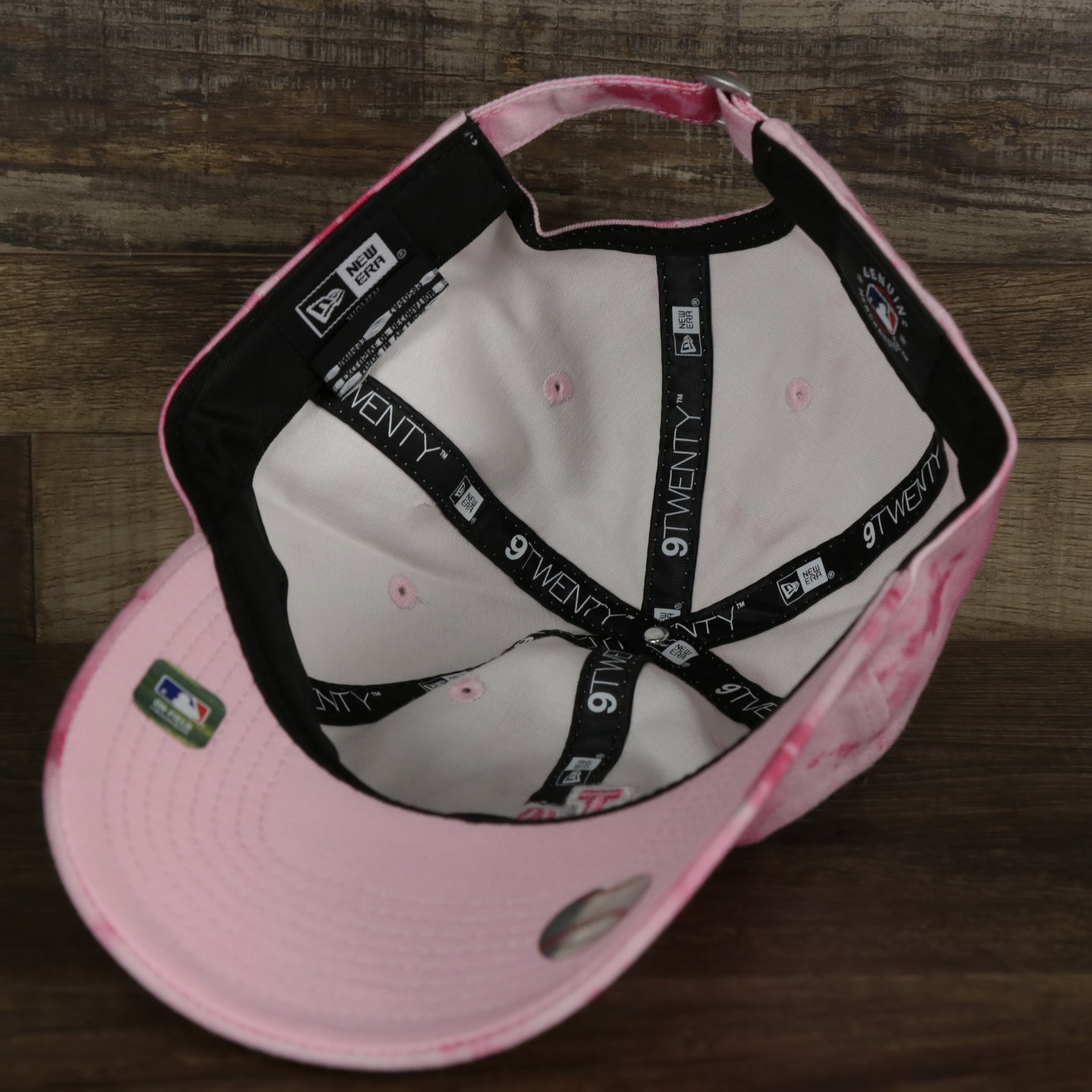The underside of the Los Angeles Dodgers 2022 Mother’s Day On-Field 9Twenty Youth Dad Hat.