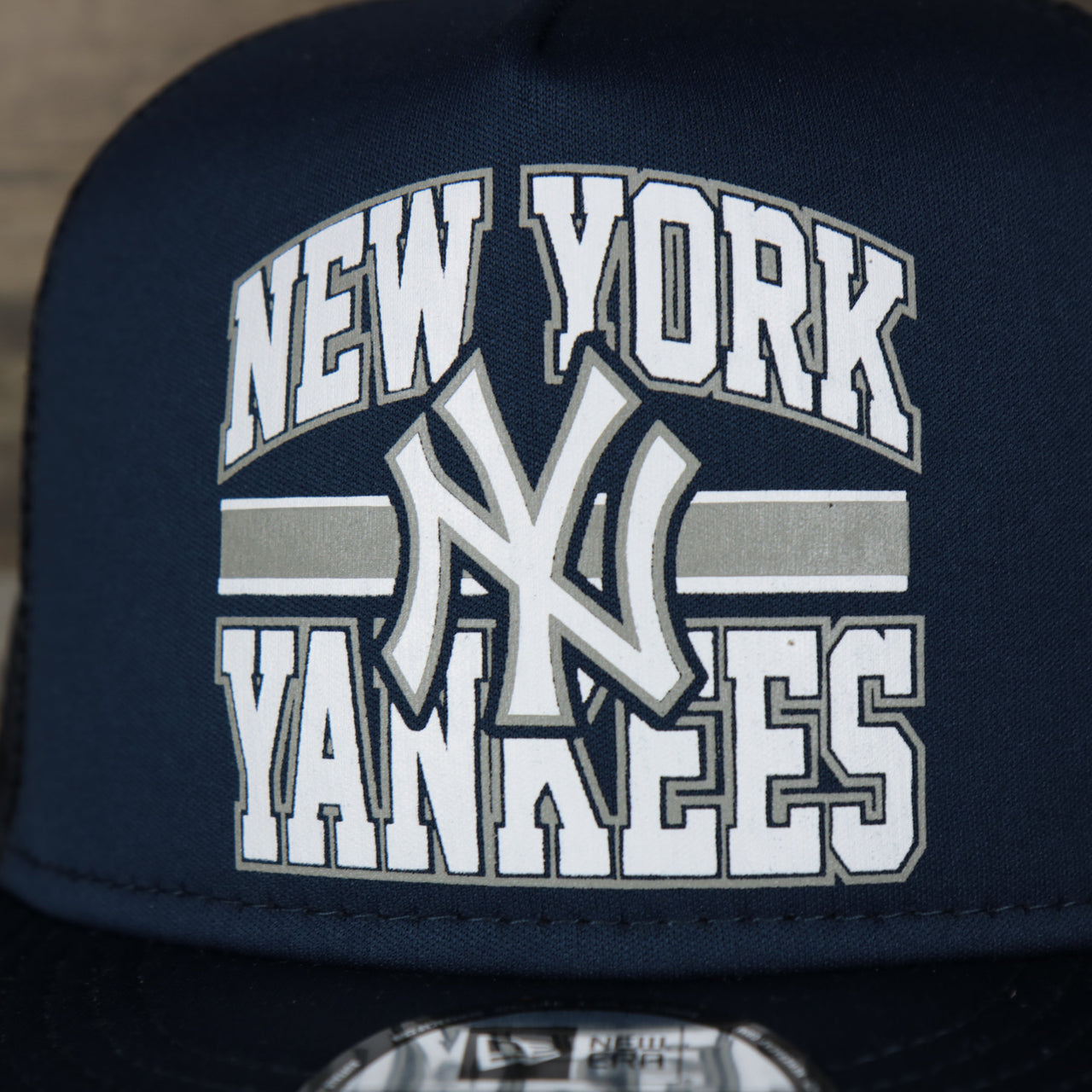 logo on the New York Yankees Trucker Gray Bottom 9Fifty Snapback | Navy Blue | OSFM