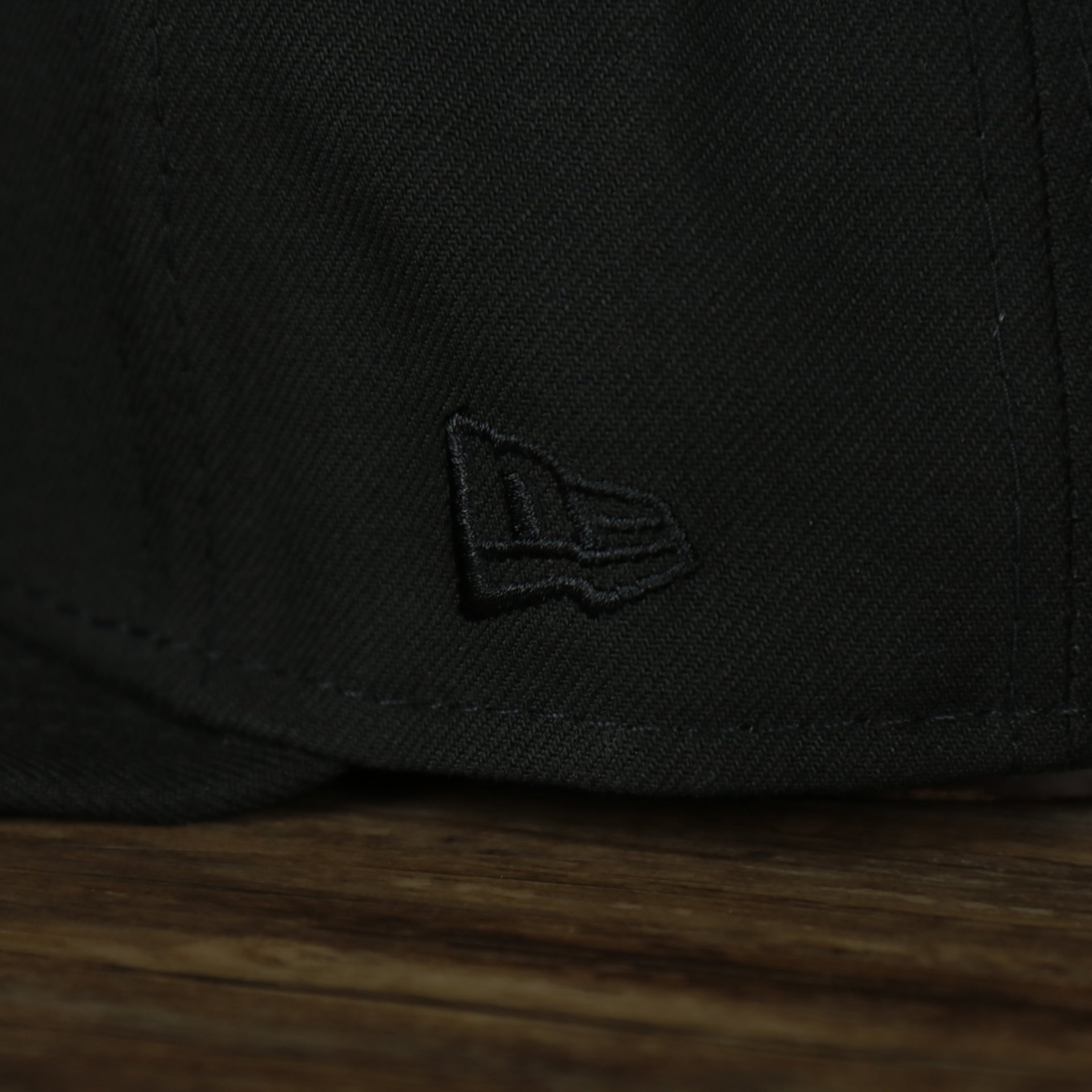 A close up of the New Era logo on the Philadelphia 76ers New Era Tonal 9Fifty Snapback