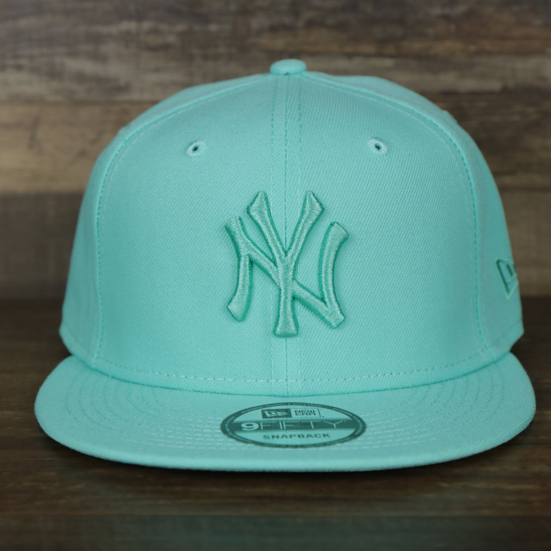 The front of the New York Yankees New Era Tonal 9Fifty Snapback