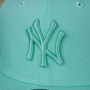 A close up of the logo on the New York Yankees New Era Tonal 9Fifty Snapback