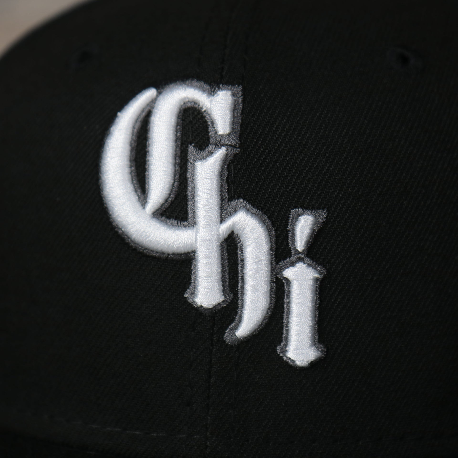 logo shot on the Chicago White Sox MLB City Connect 2021 On-Field 9Fifty Black Bottom Snapback | Black
