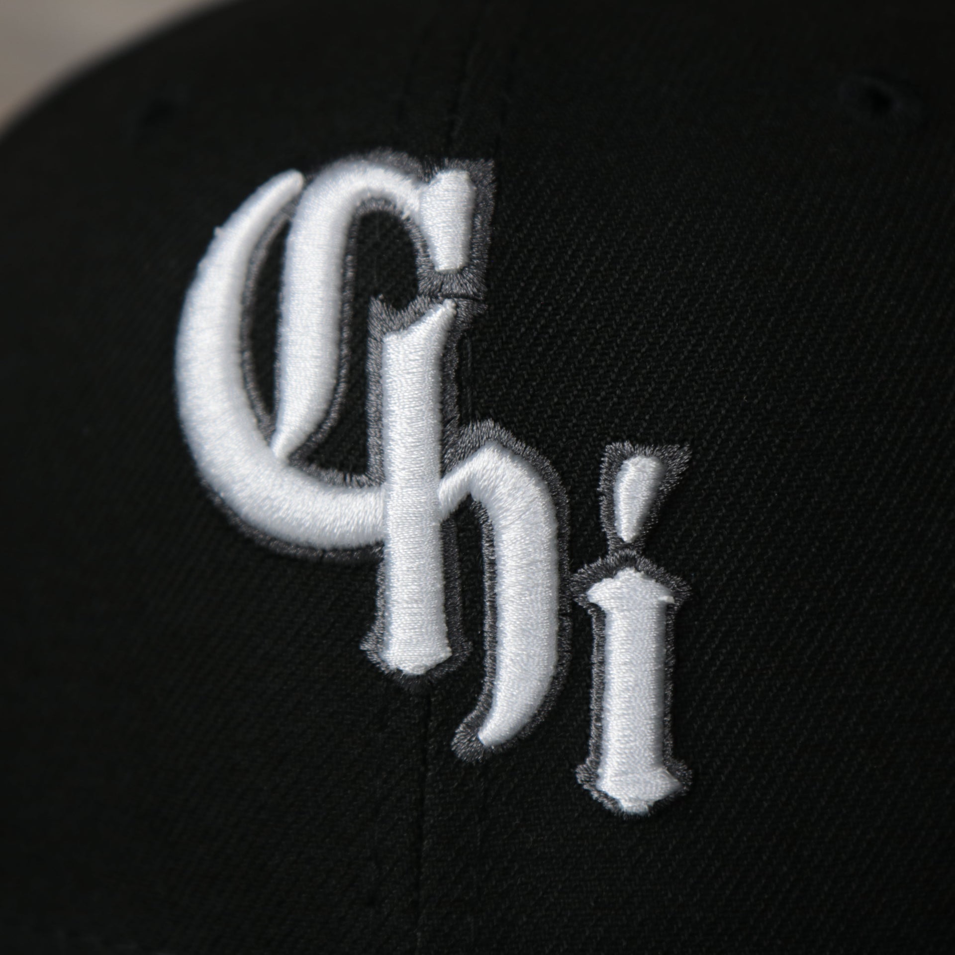logo on the front of the Chicago White Sox MLB City Connect 2021 On-Field 59Fifty Black Bottom Fitted | Black
