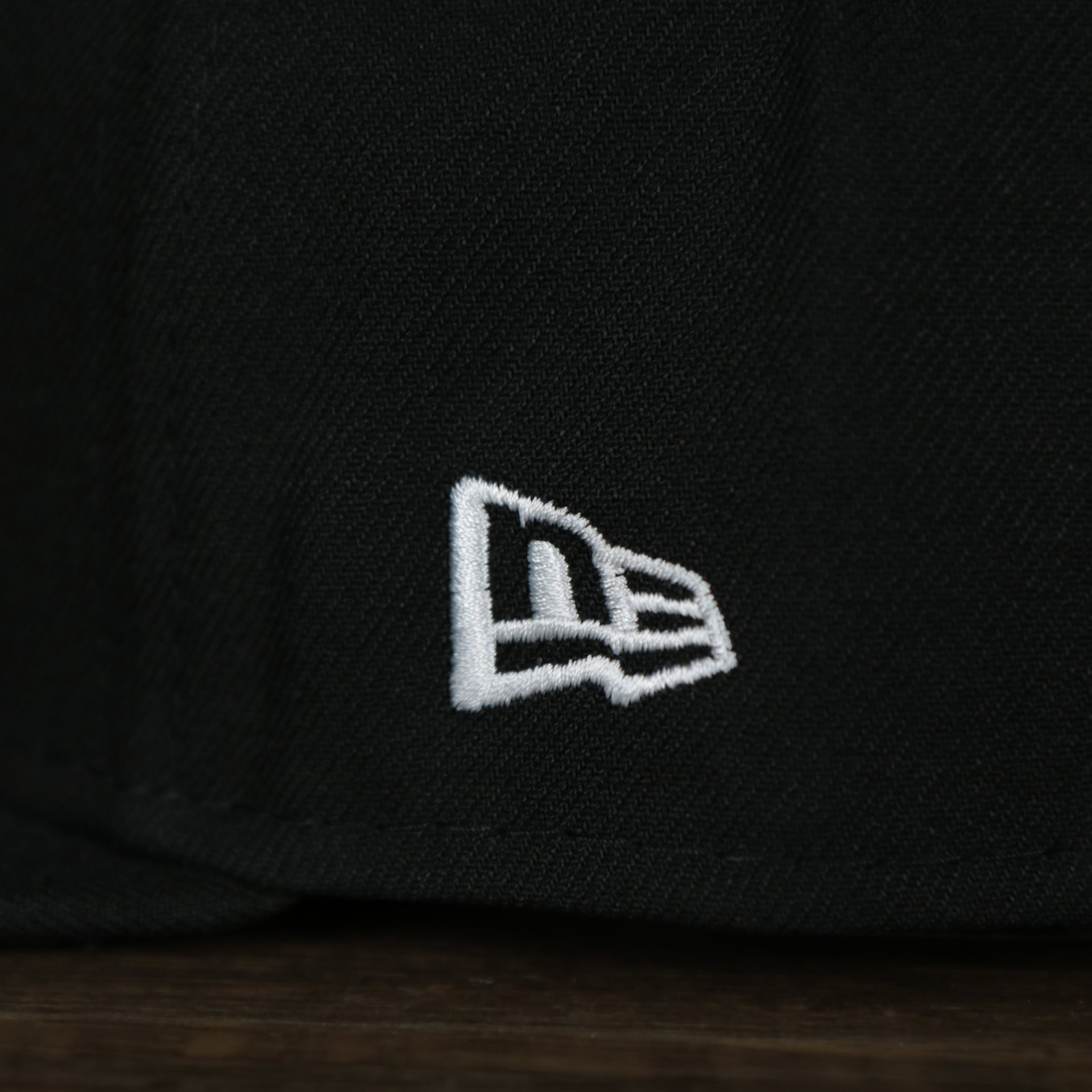 new era logo on the Chicago White Sox MLB City Connect 2021 On-Field 9Fifty Black Bottom Snapback | Black