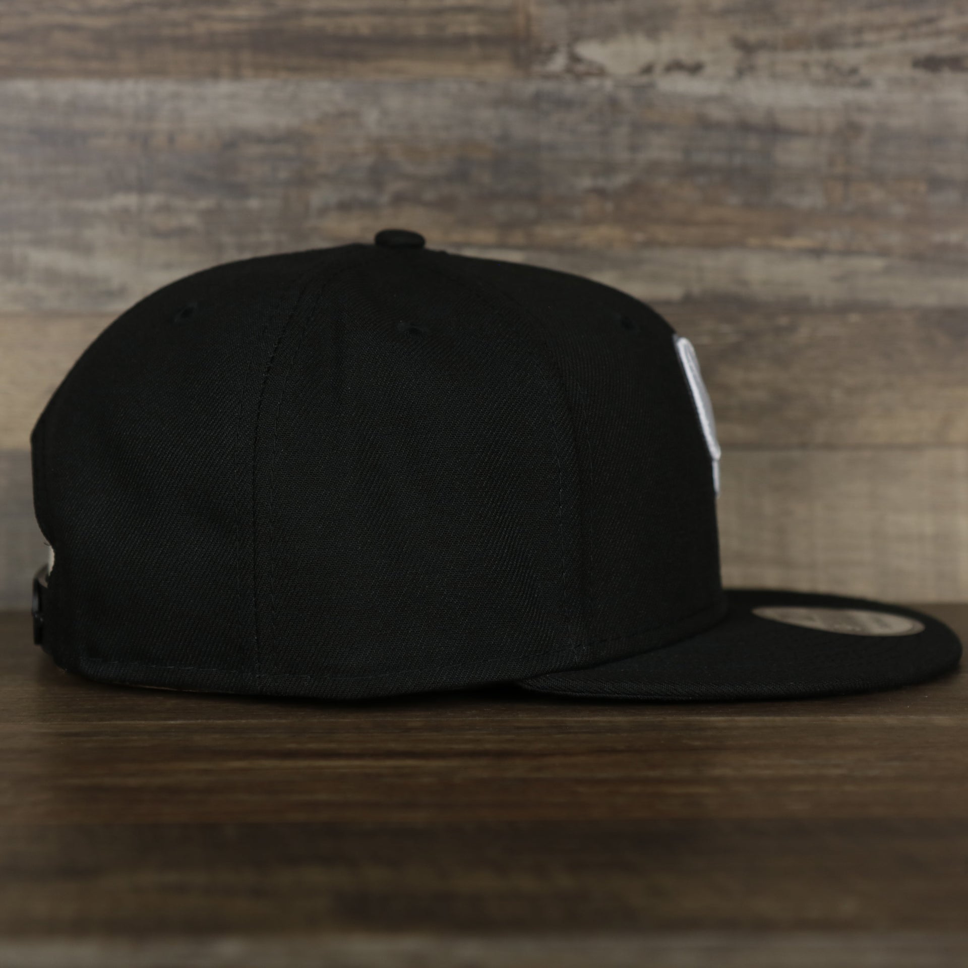 wearers right side of the Chicago White Sox MLB City Connect 2021 On-Field 9Fifty Black Bottom Snapback | Black