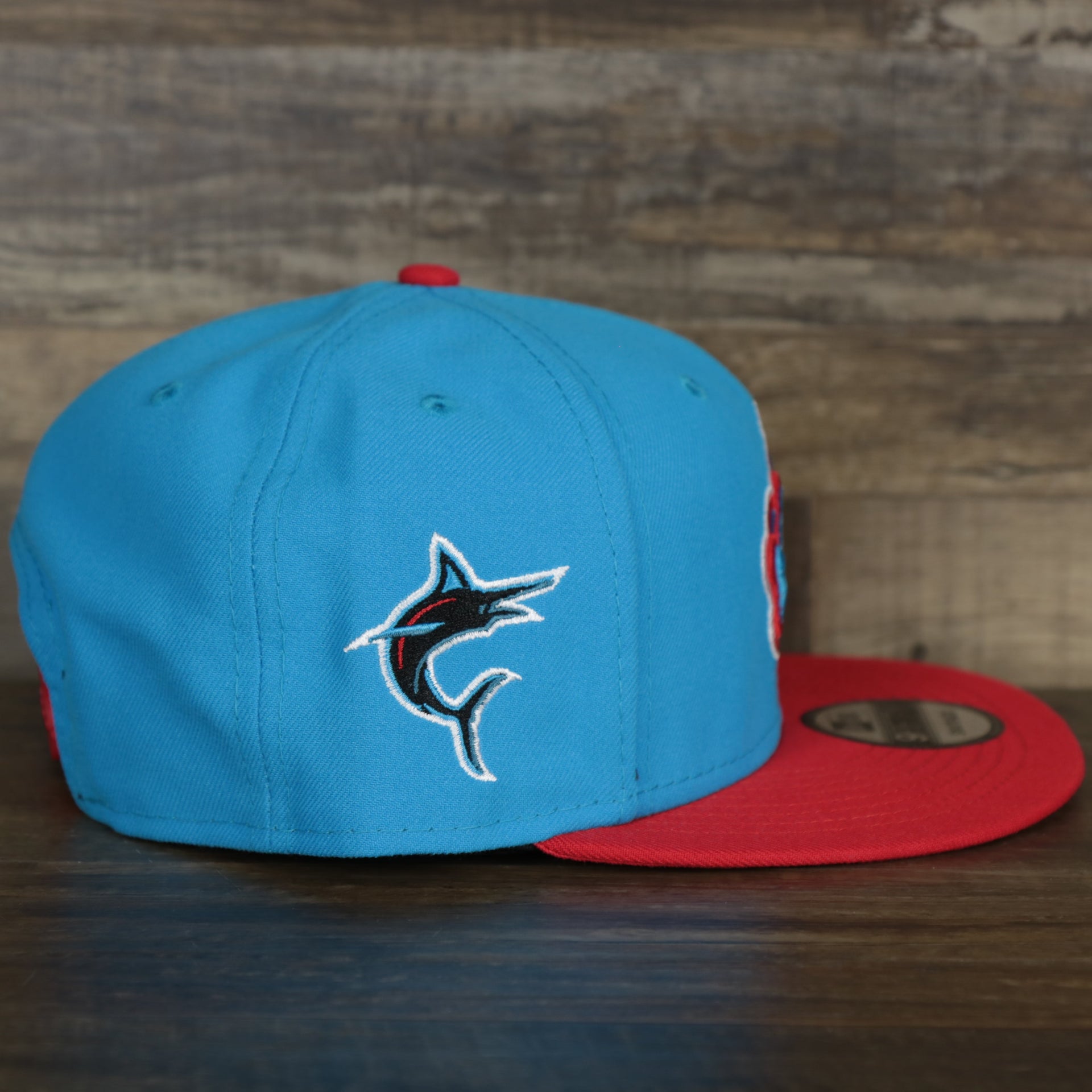 The wearer's right on the Miami Marlins MLB City Connect 2021 On-Field Side Patch 9Fifty Snapback