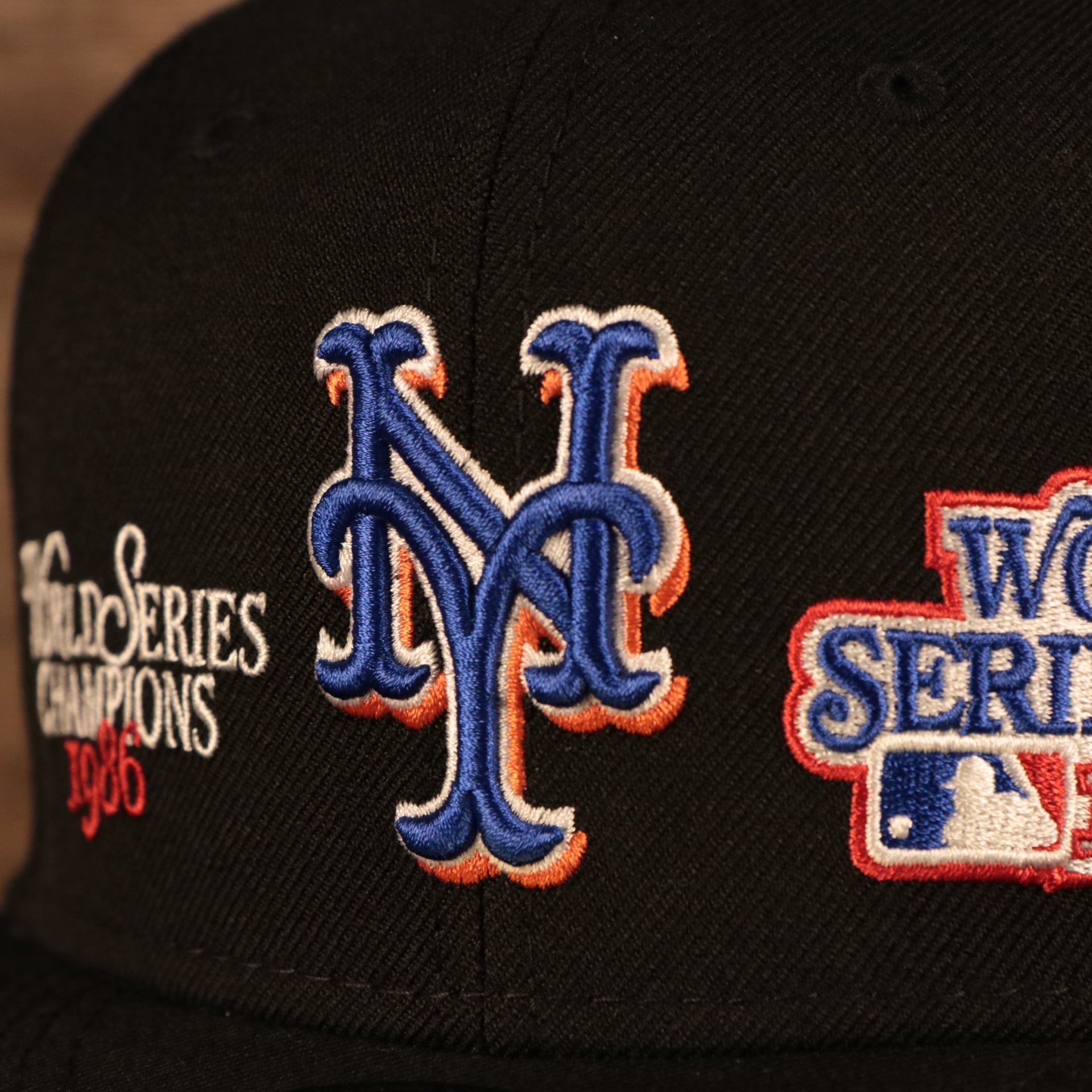 Close up of the Mets logo on the New York Mets 1986 World Series Script Patch Gray Bottom 59Fifty Fitted Cap