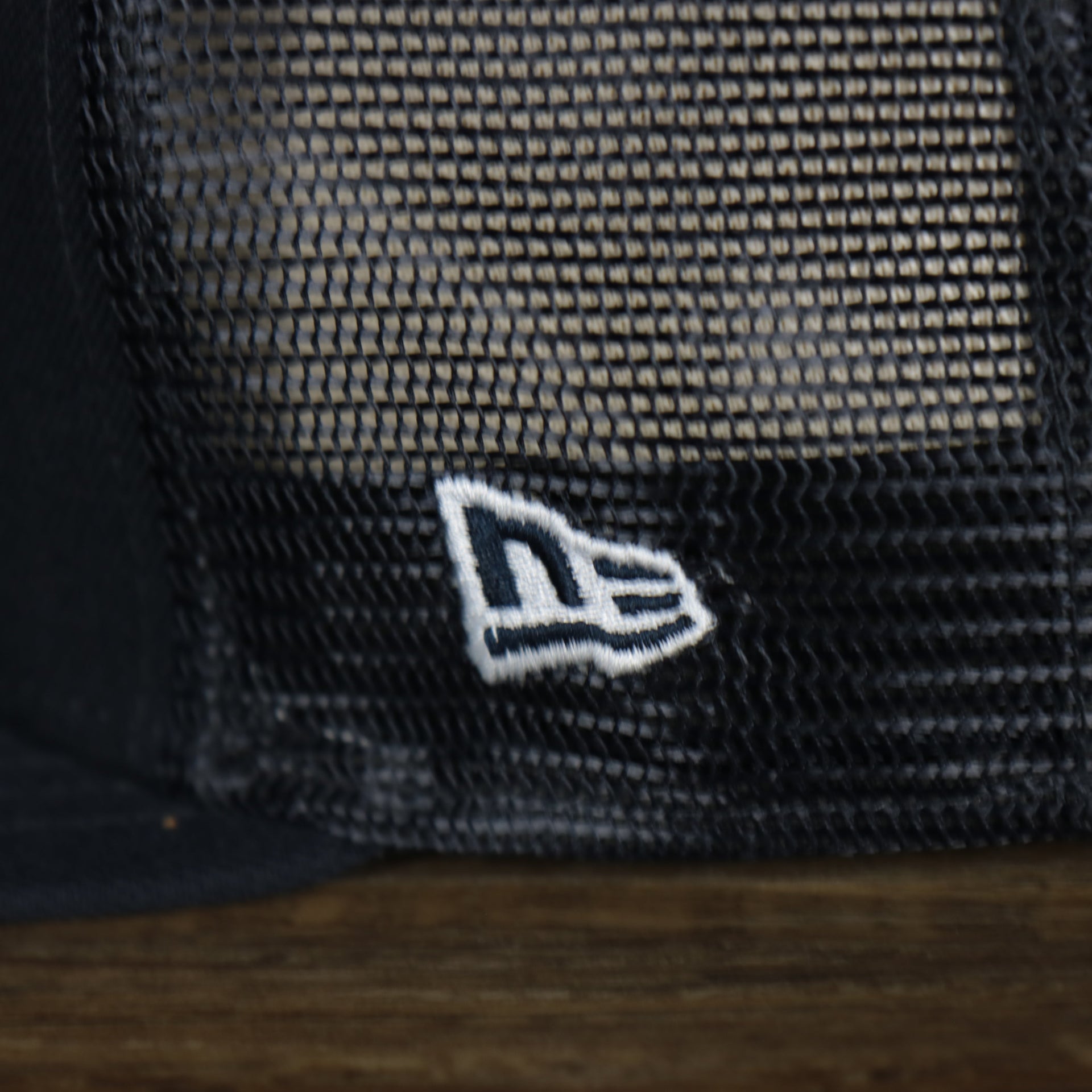 A close up of the New Era logo on the New York Yankees Onfield 2022 Batting Practice 59Fifty Trucker Hat