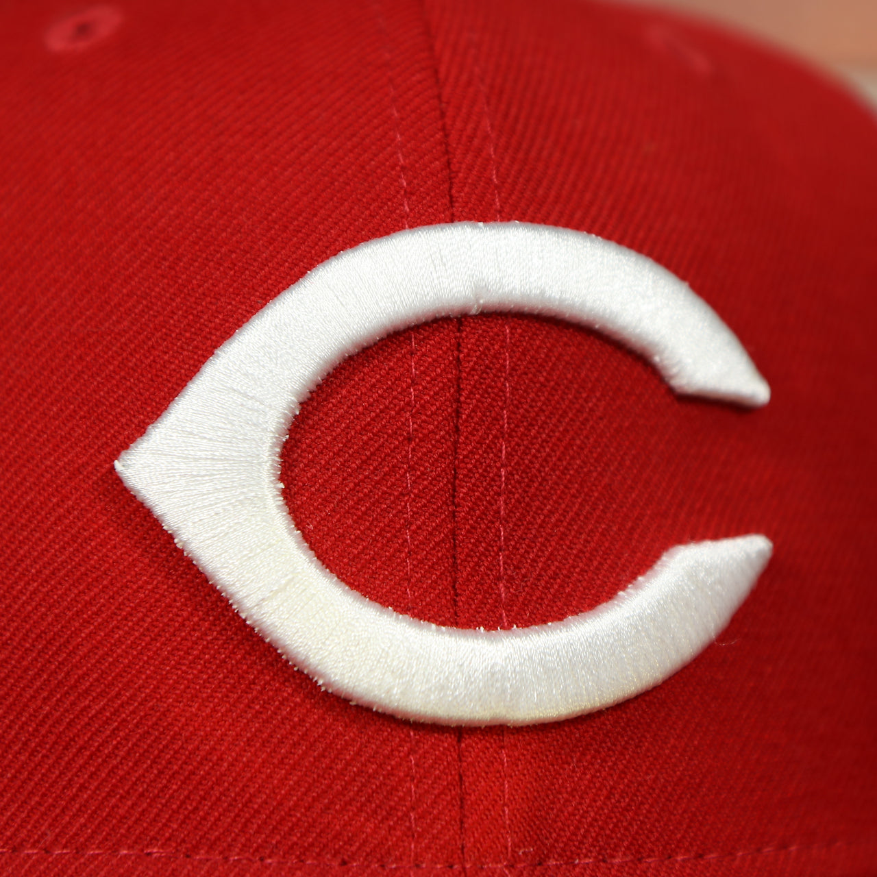 reds logo on the Reds On-Field Grey Bottom Fitted Cap | Cincinnati Reds 1990 Game Worn World Series Side Patch Gray Under Brim 59Fifty Fitted Hat