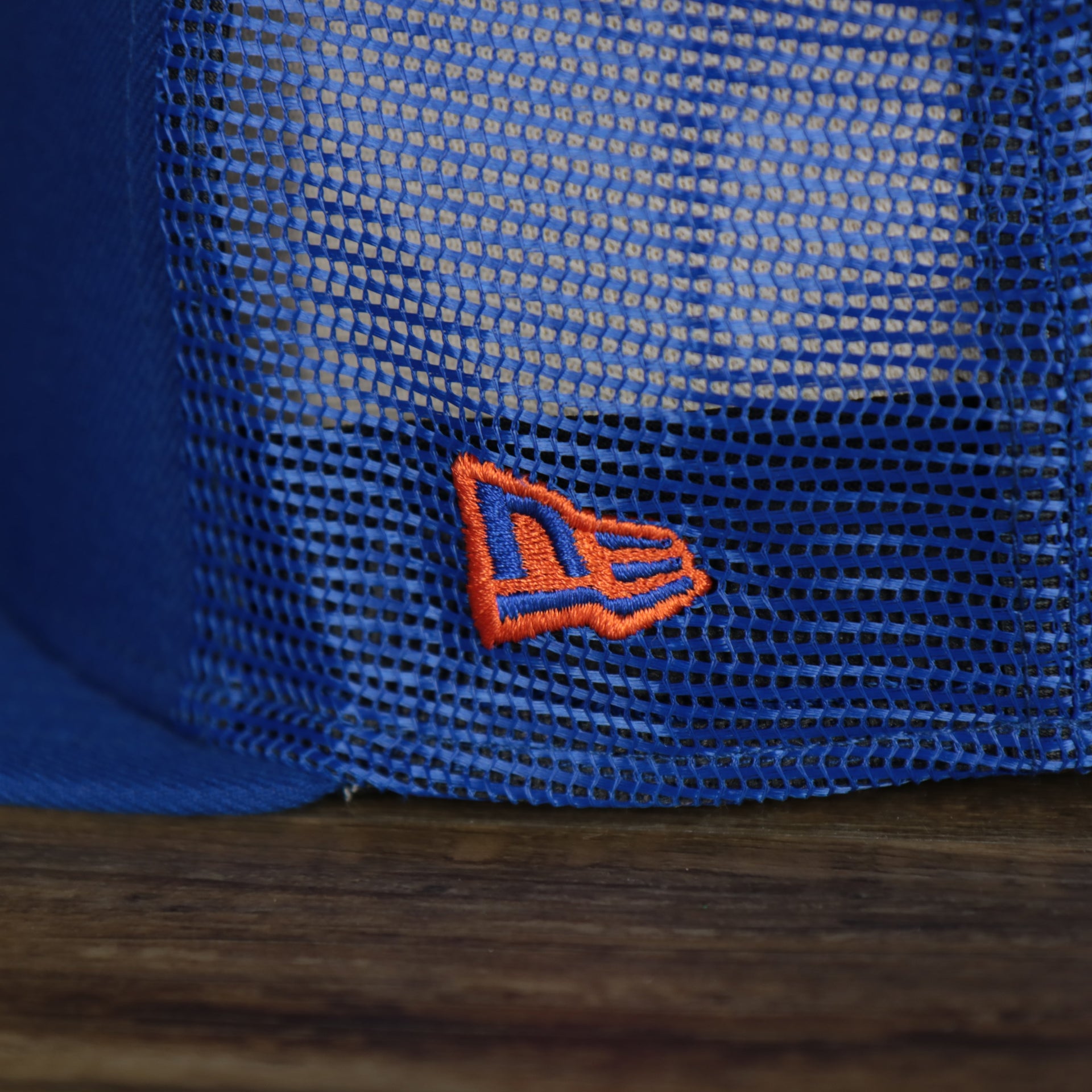 A close up of the New Era logo on the New York Mets Onfield 2022 Batting Practice 59Fifty Trucker Hat