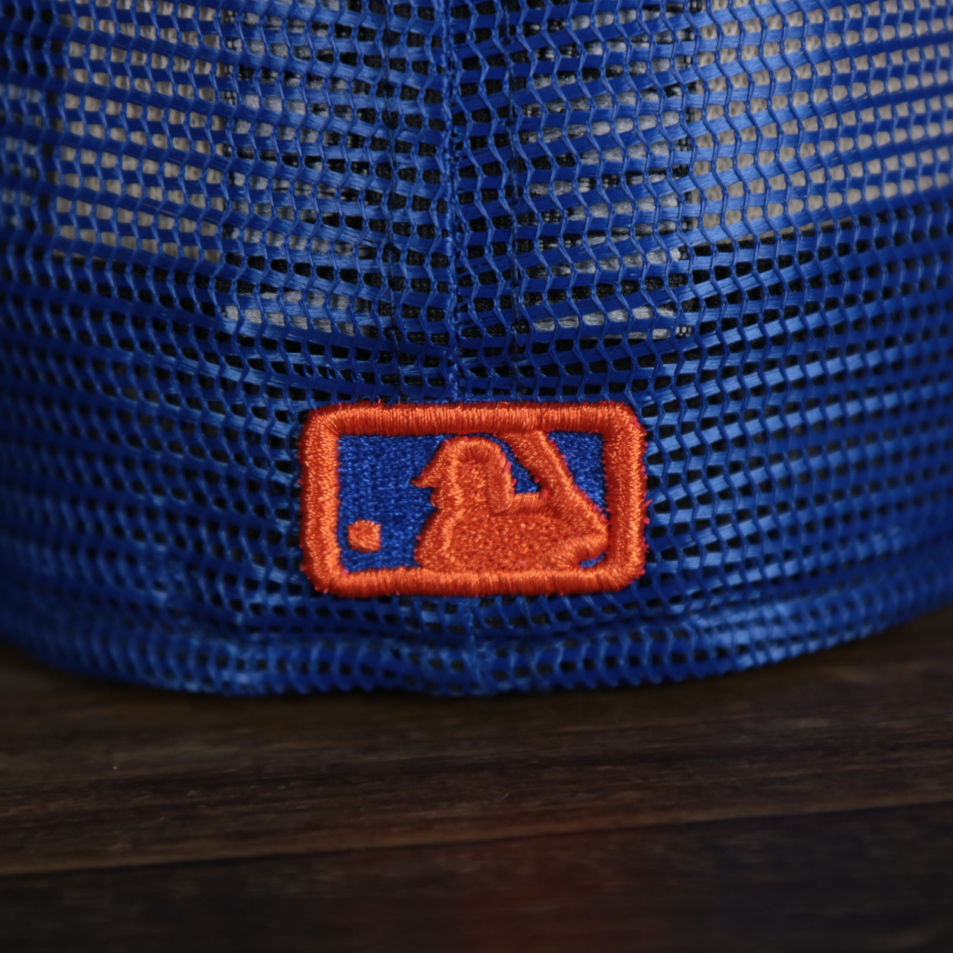 A close up of the MLB Batterman logo on the New York Mets Onfield 2022 Batting Practice 59Fifty Trucker Hat