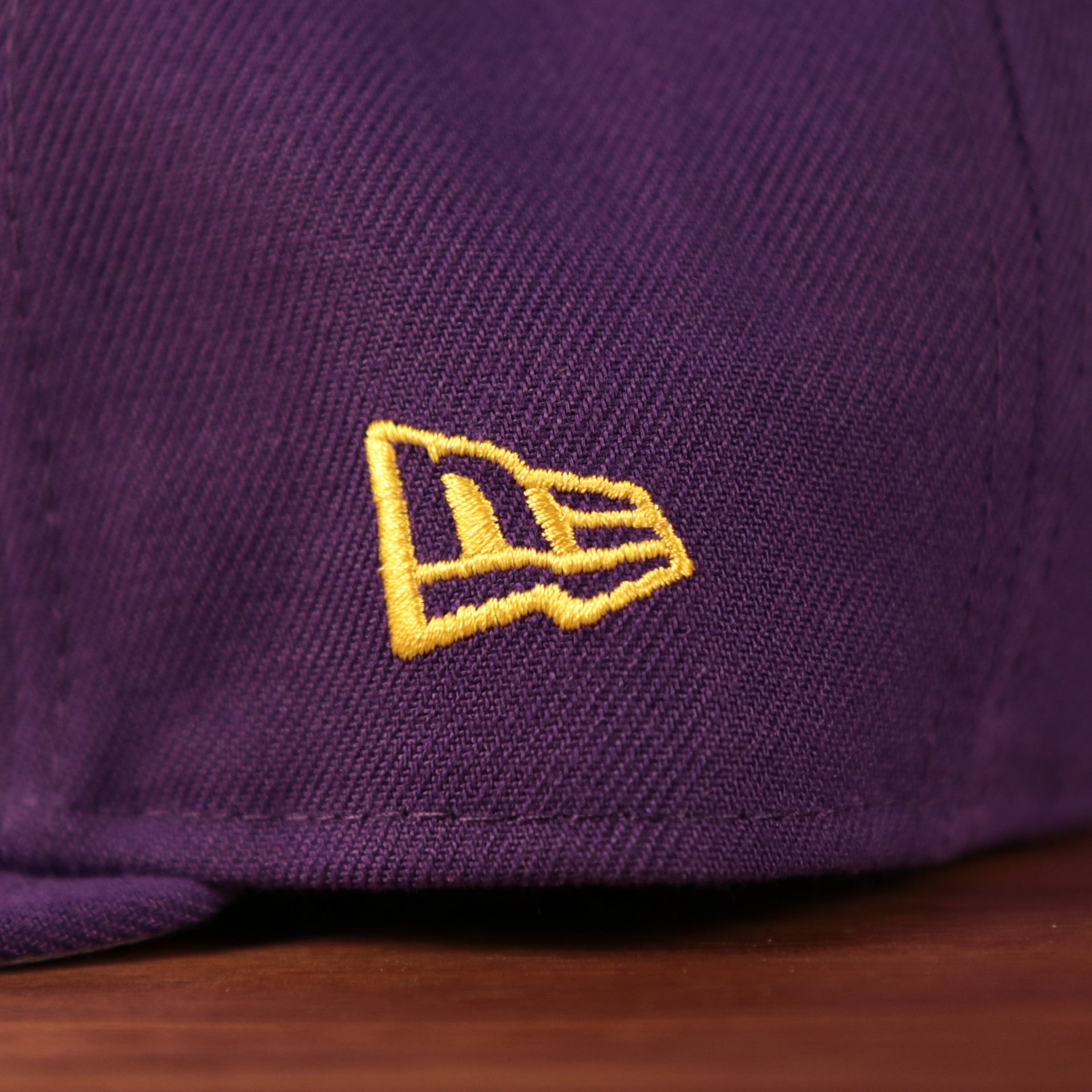 The yellow New Era logo on the left side of the purple logo tear Los Angeles Lakers 950 snapback hat.