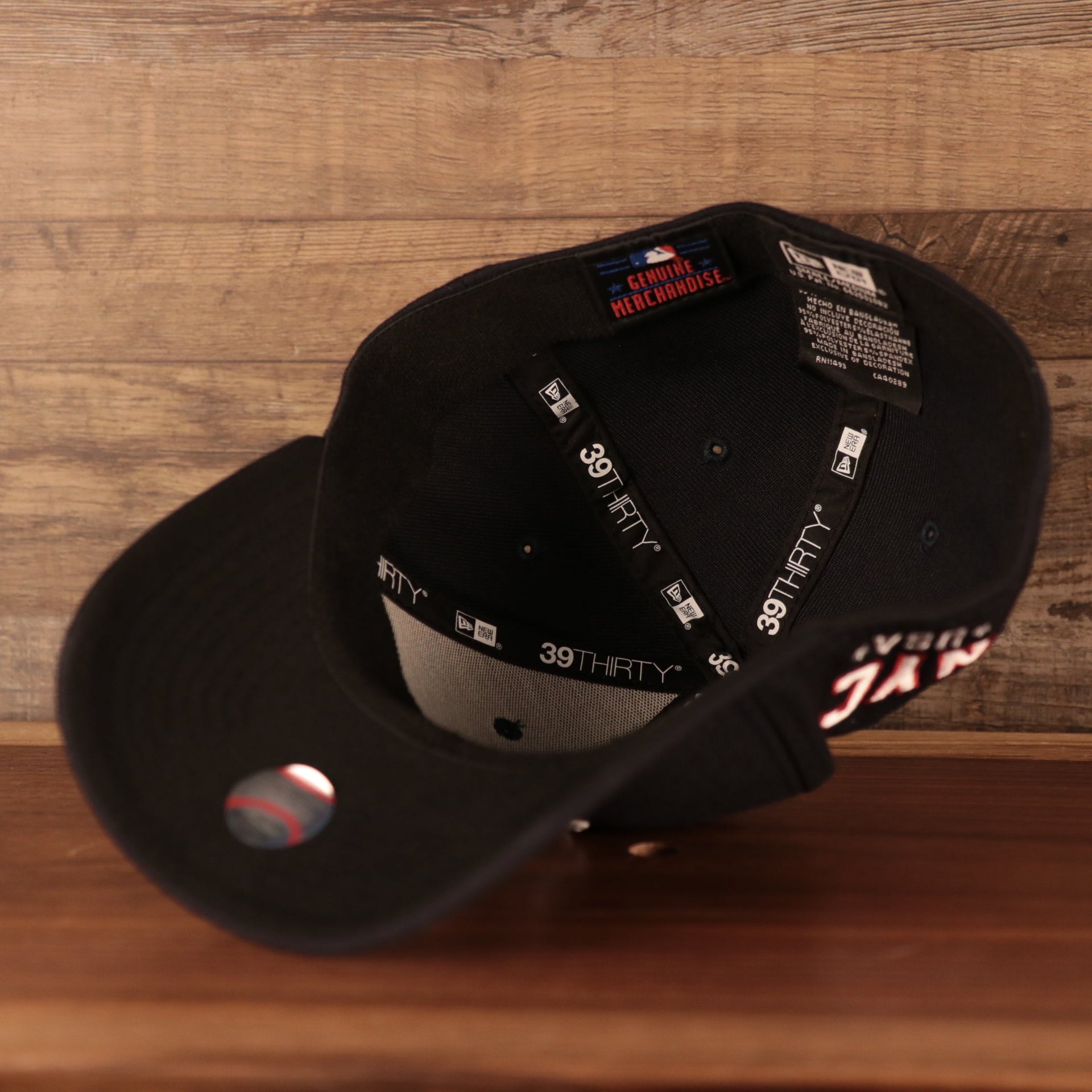 An inside view of the New York Yankees 2021 fourth of July navy 39thirty flexfit hat by New Era.
