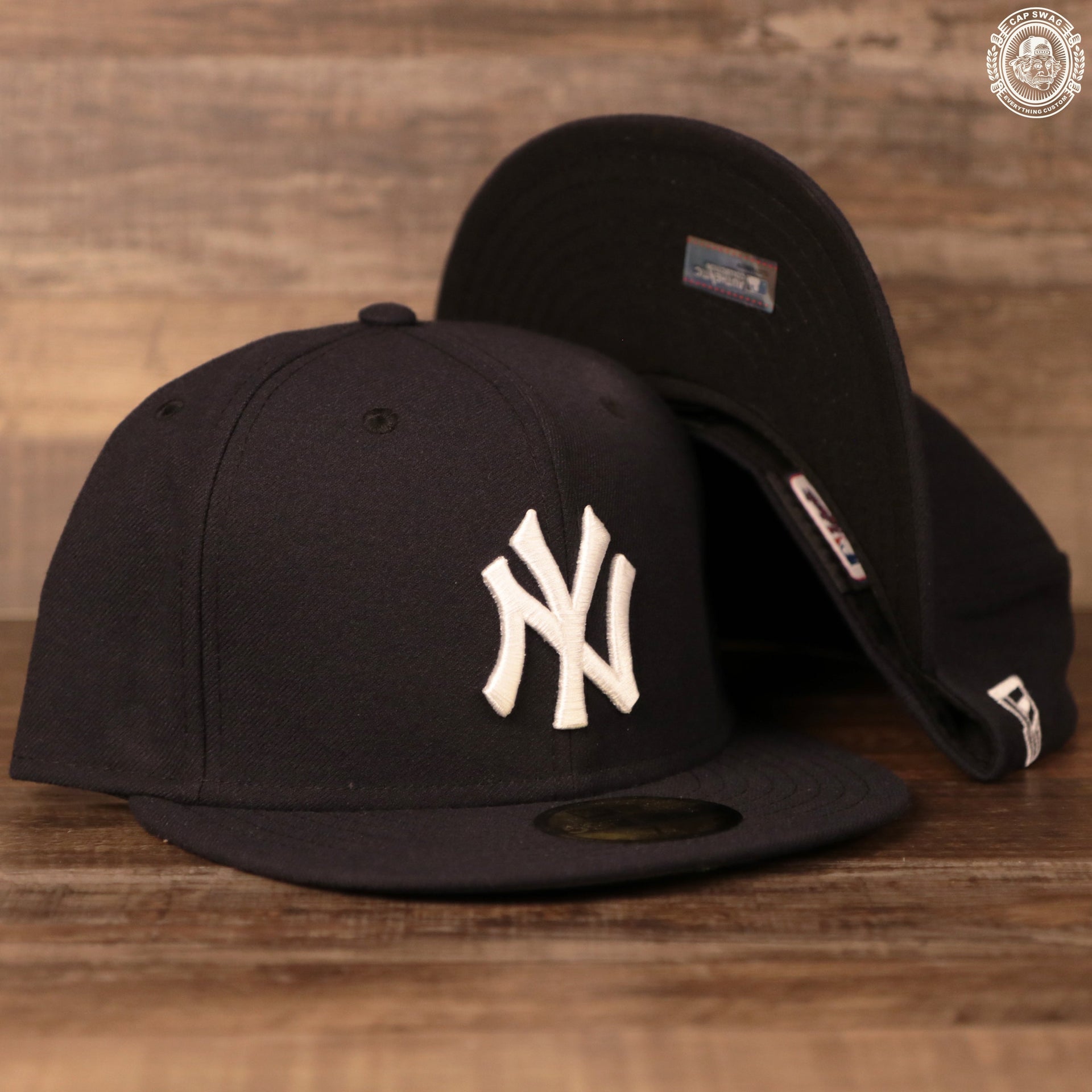 Top and bottom view of the NY Yankees On Field Youth Black Bottom 59Fifty