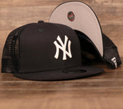 The New York Yankees navy mesh snapback hat by New Era.