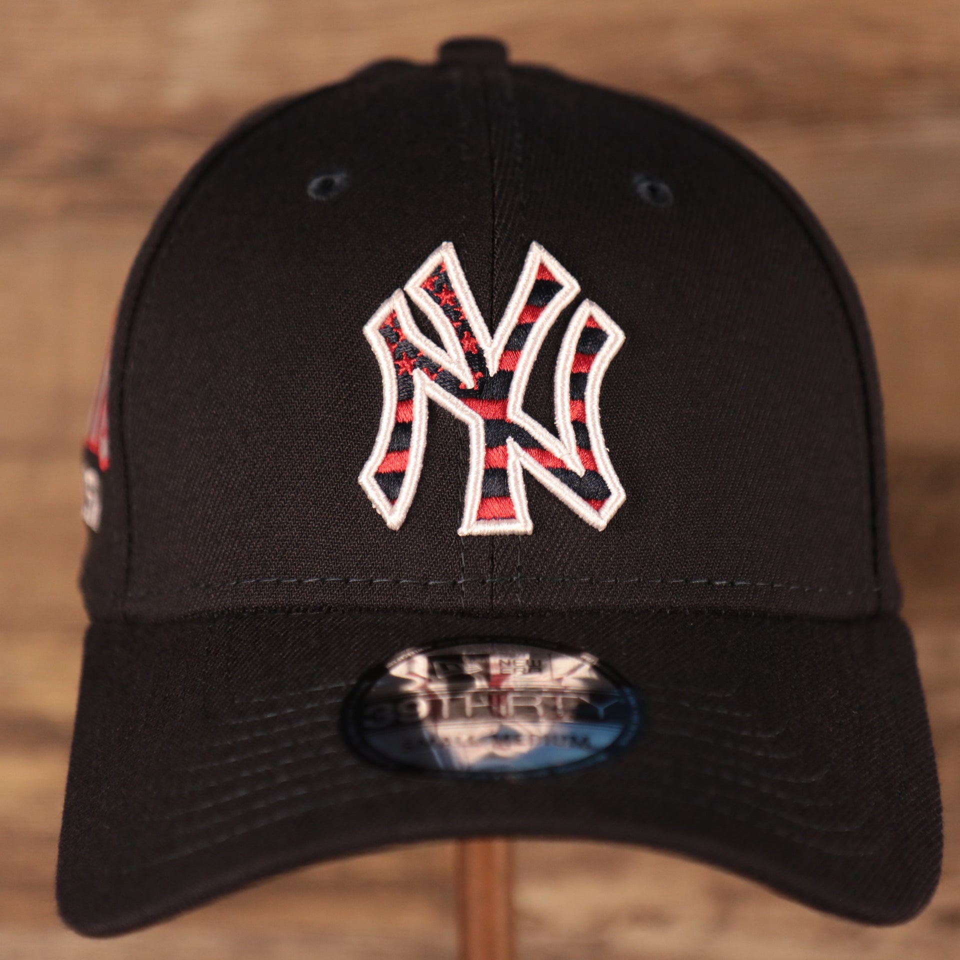 The front side of the navy New York Yankees MLB fourth of July 2021 39thirty flexfit hat by New Era.