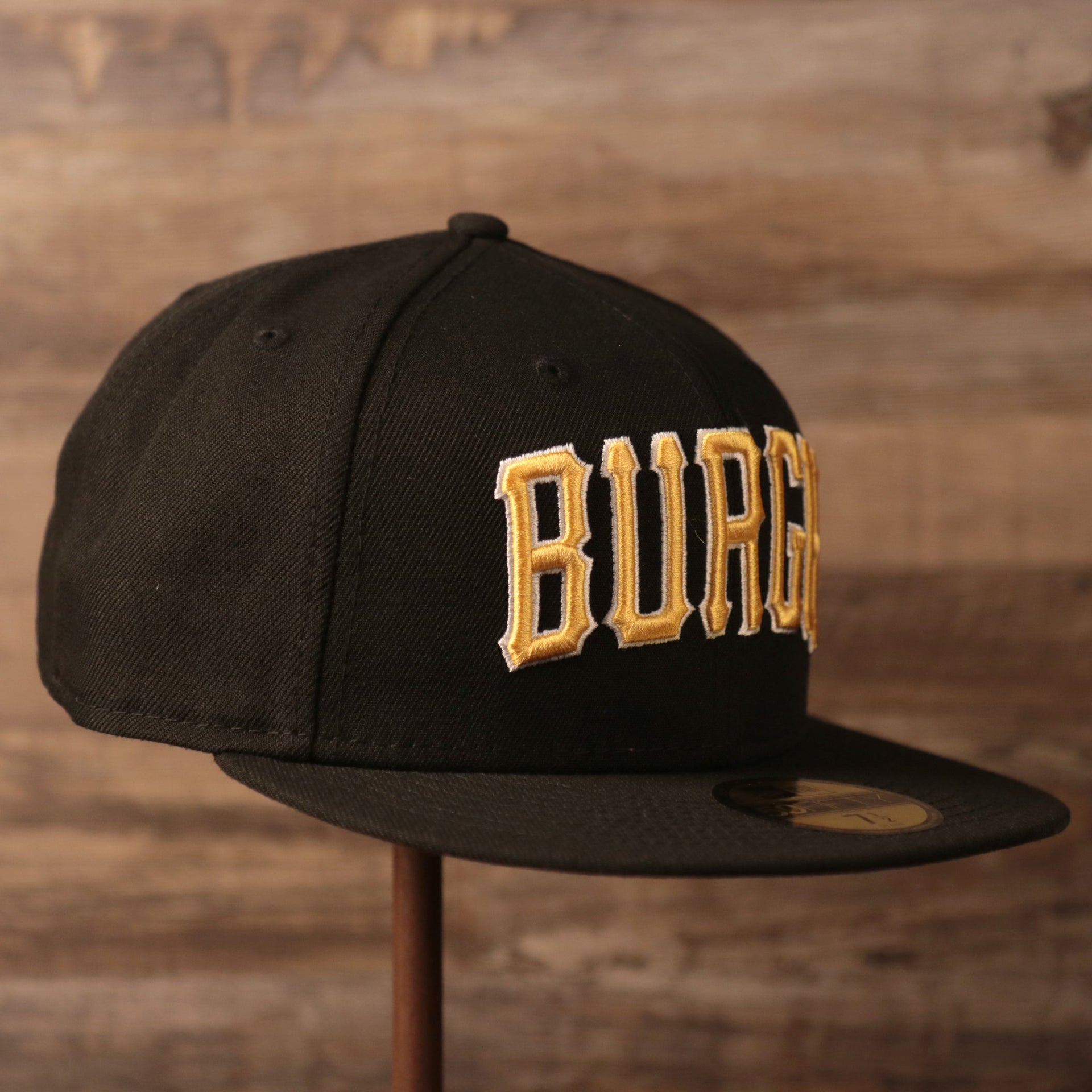 The black New Era fitted cap for the Pittsburgh Pirates.