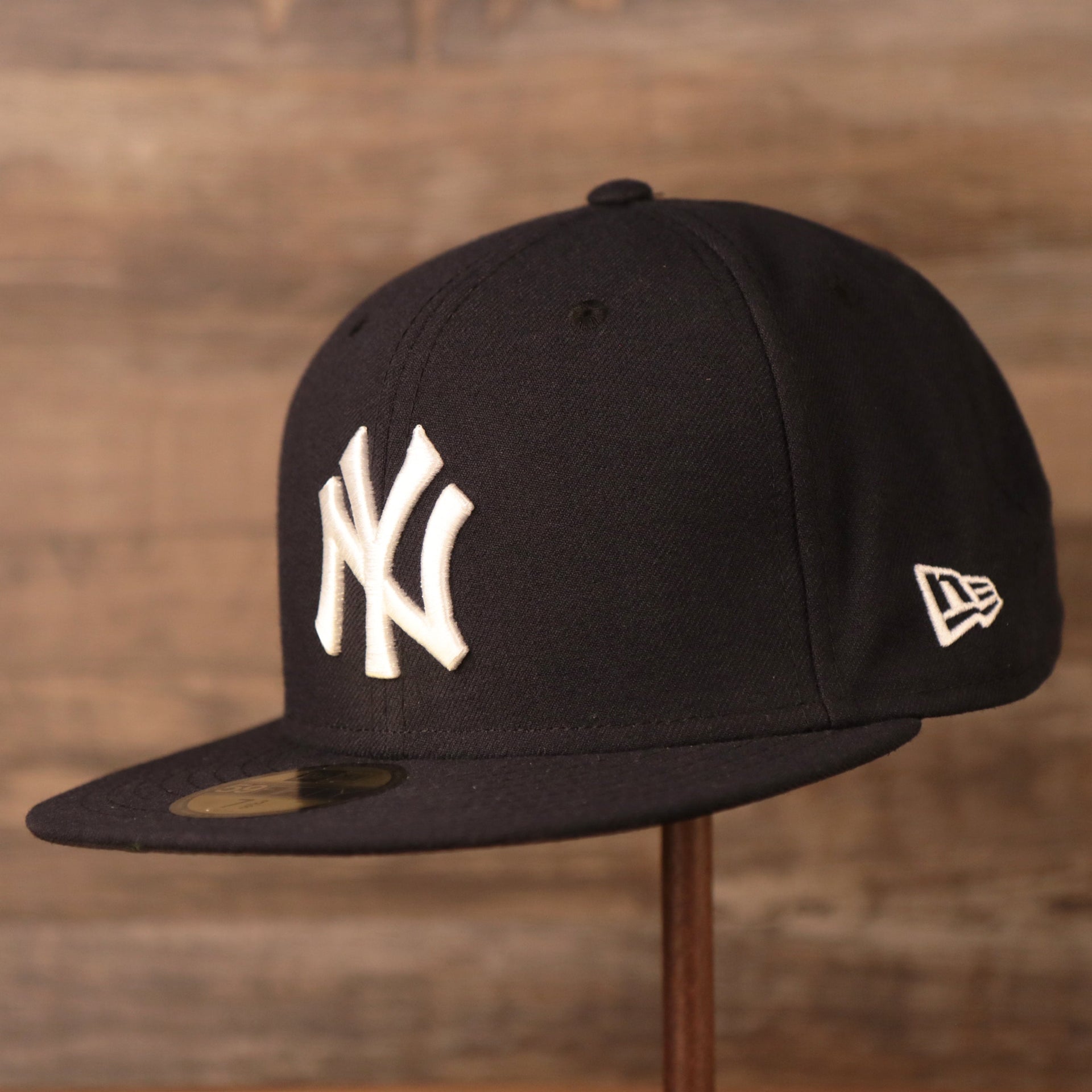 Quarter view of the 59Fifty Fitted, showing the New Era Logo and the Yankees Logo