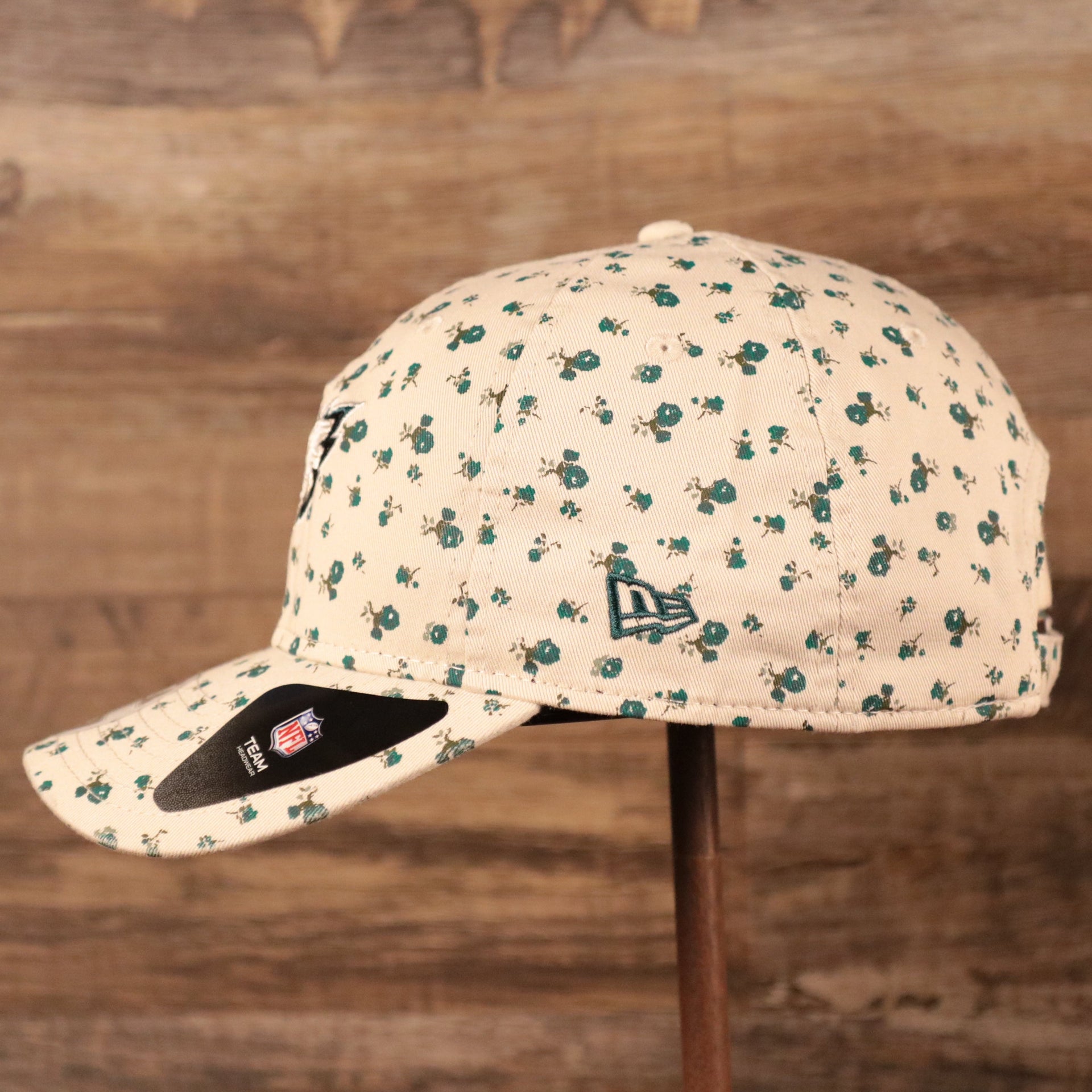 The wearer's left side of the Philadelphia Eagles youth floral baseball hat by New Era.