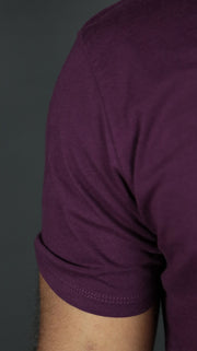 The fitting of the plum drop cut t-shirt for men on the right shoulder.