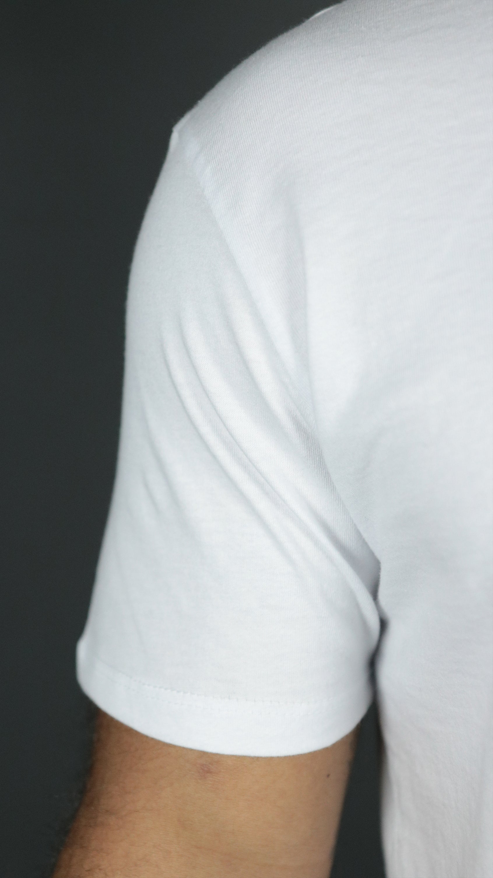 The right shoulder fitting of the white Jordan Craig elongated t shirt for men.