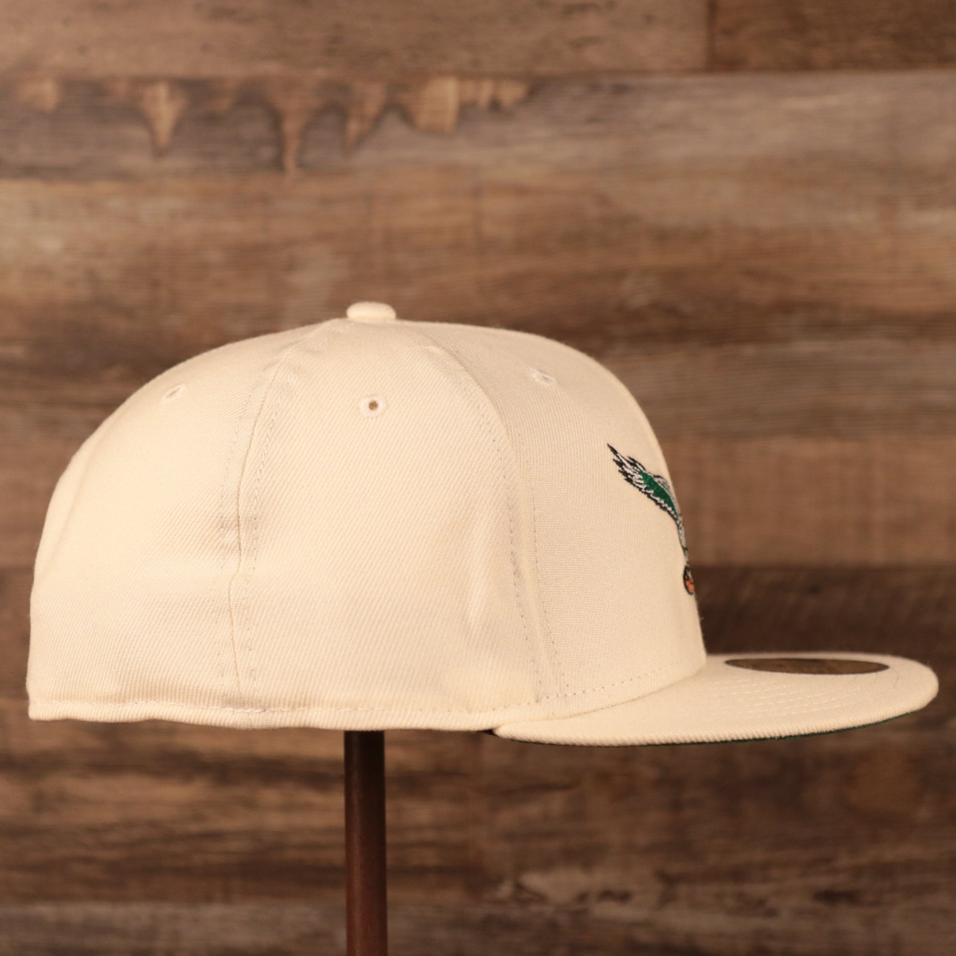 The right side view of the Philadelphia Eagles cream retro kelly logo with green brim 5950 fitted cap by New Era.