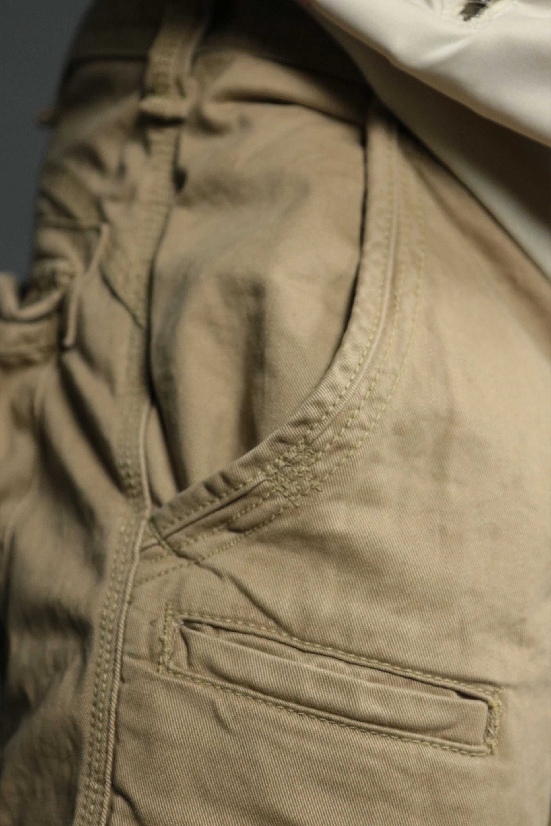 One of the two front pockets of the khaki streetwear cargo pants for men.