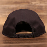 The stretchable strap at the backside of the navy blue Yankees toddler ball cap by New Era.