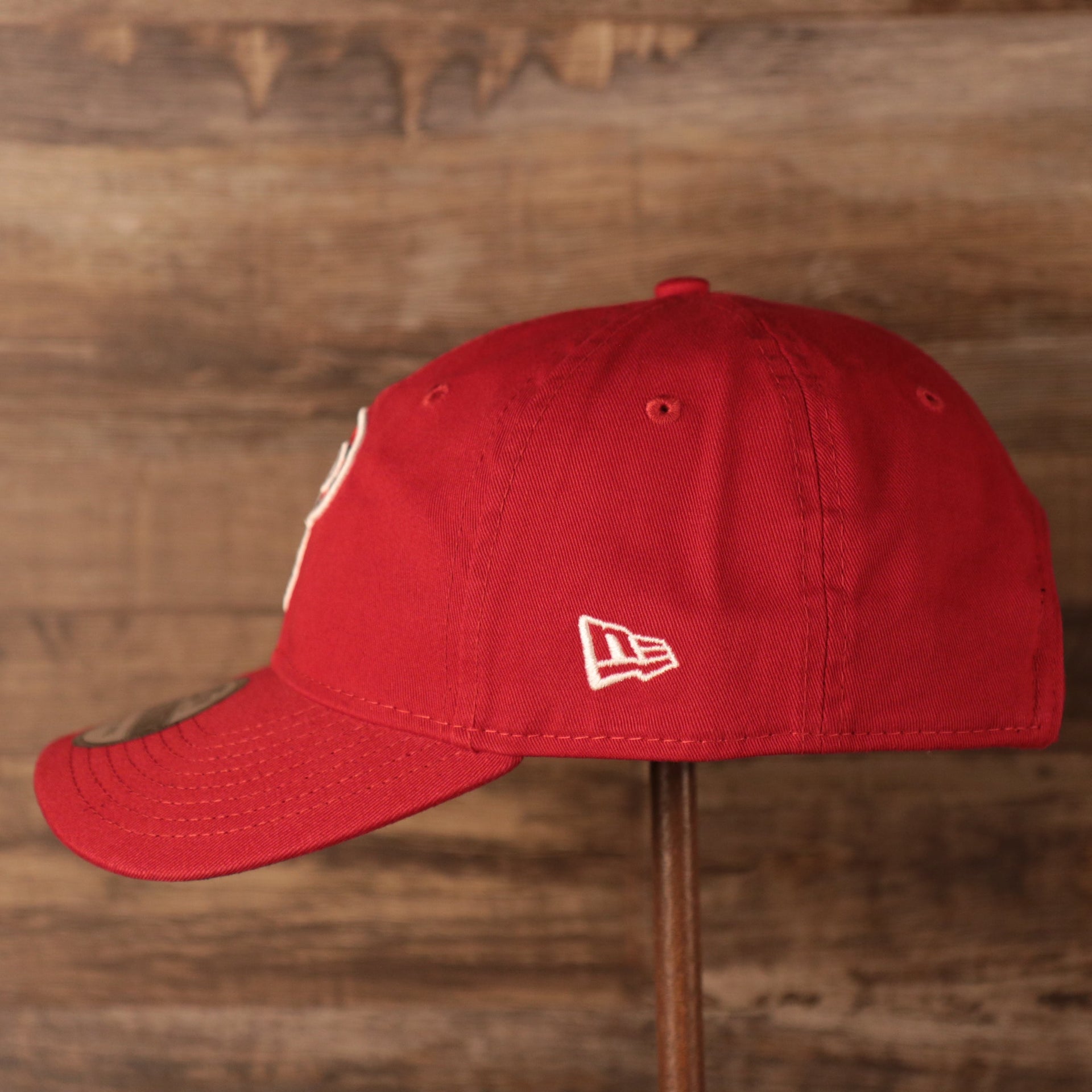 The white New Era patch on the left side of the red 2021 fourth of July 9twenty dad hat for the Philadelphia Phillies by New Era.