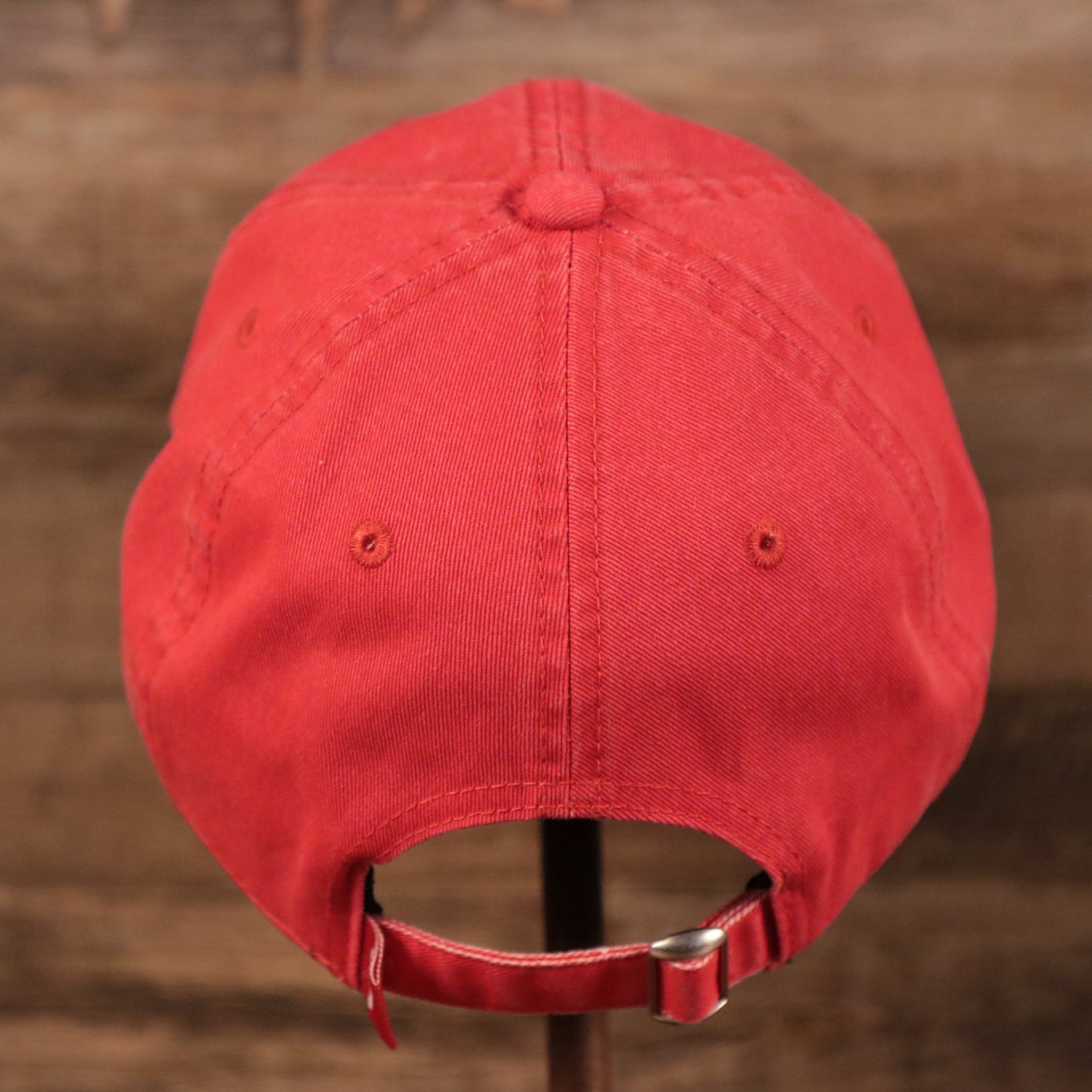 The adjustable strap at the backside of the washed pink Philadelphia Phillies baseball cap for women.