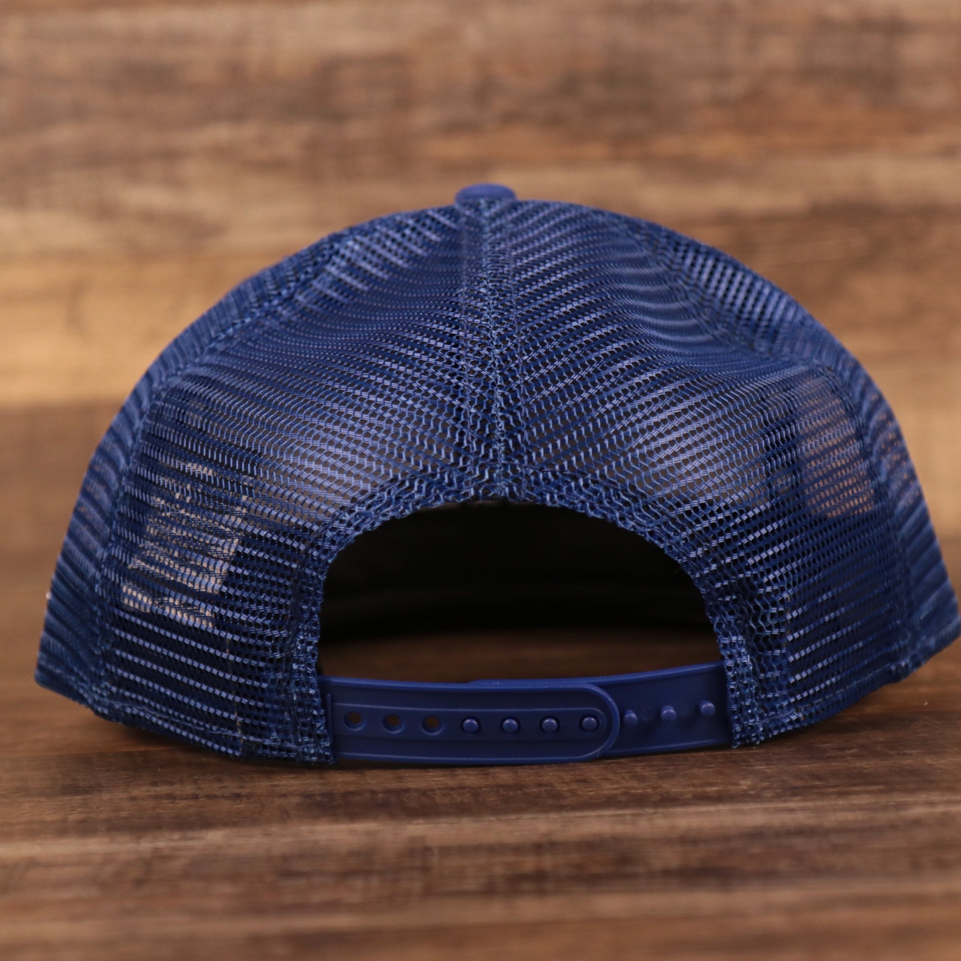The adjustable strap on the backside of the Philadelphia 76ers royal blue mesh 9twenty snapback hat.