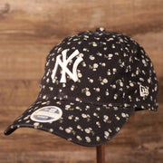 The navy blue Yankees flower 9twenty dad cap by New Era.